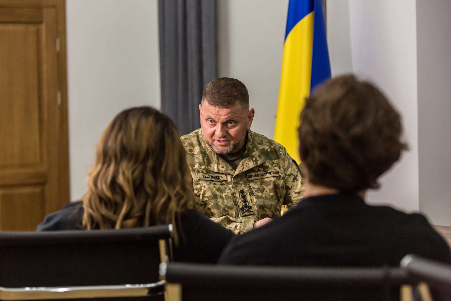 Залужний розмовляє з Ізабель Хуршудян та Костянтином Худовим у своєму офісі в Києві 28 червня