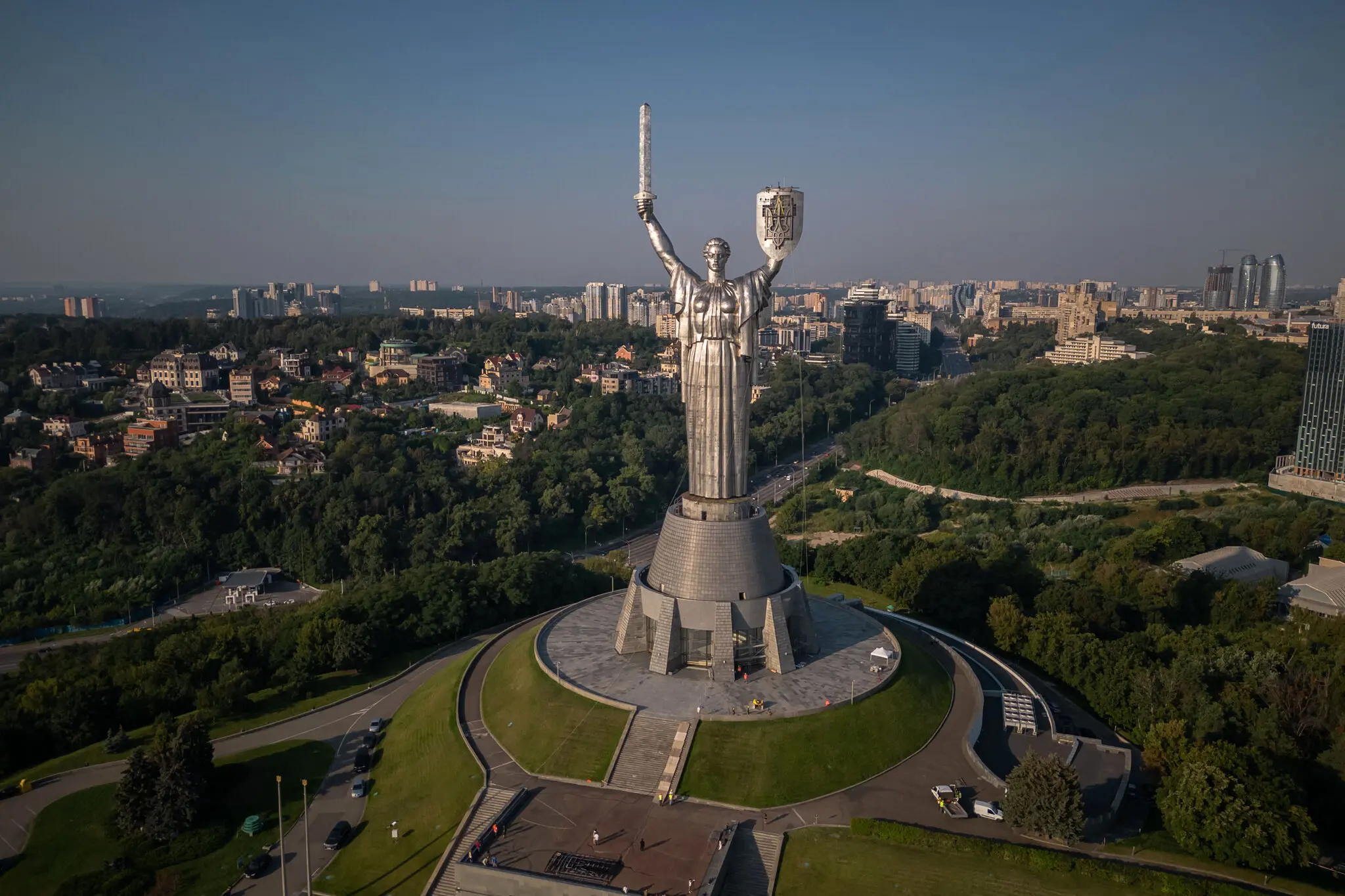 Україна замінила радянський серп і молот на одному з найвідоміших пам'ятників Києва