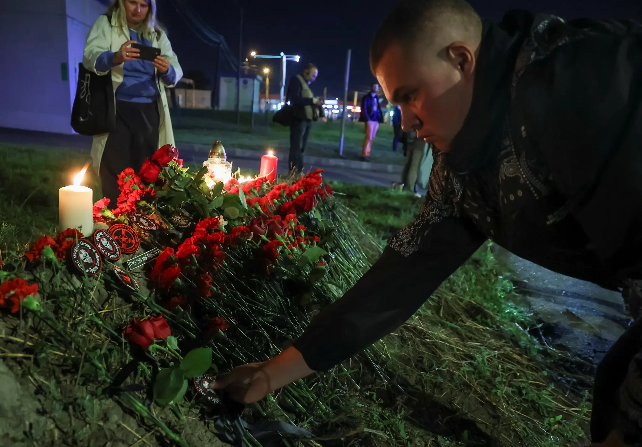 Неформальний меморіал біля колишньої штаб-квартири Вагнера вранці в п'ятницю у Санкт-Петербурзі, Росія.