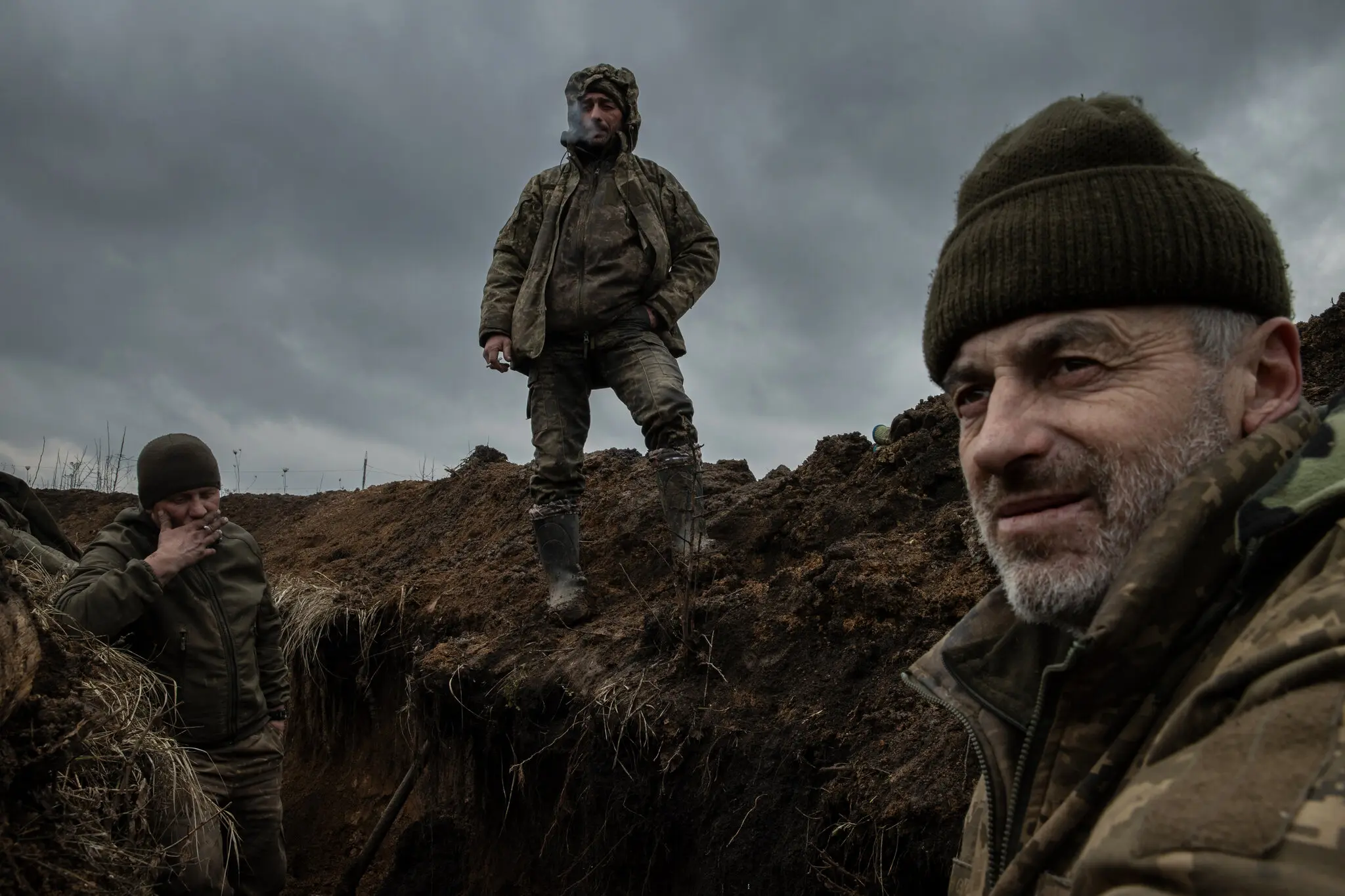 Українські військові 11 березня в окопі під Торецьком Донецької області, де російські війська регулярно обстрілювали зі стрілецької зброї, гранатометів і артилерії.