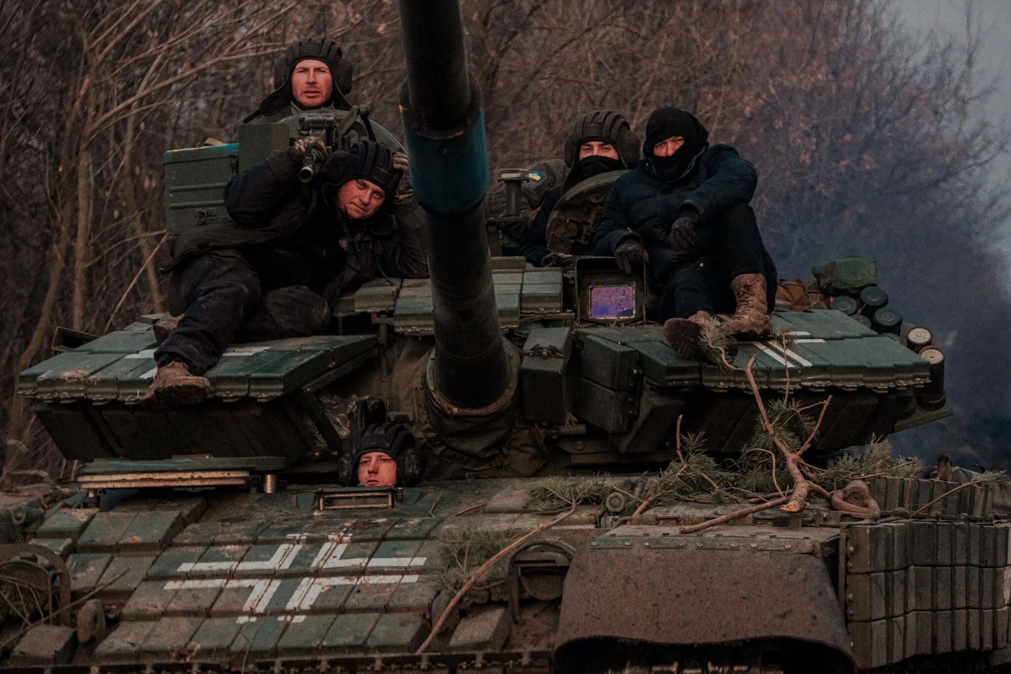 Українські військові на танку прямують на передову під Бахмутом 5 березня