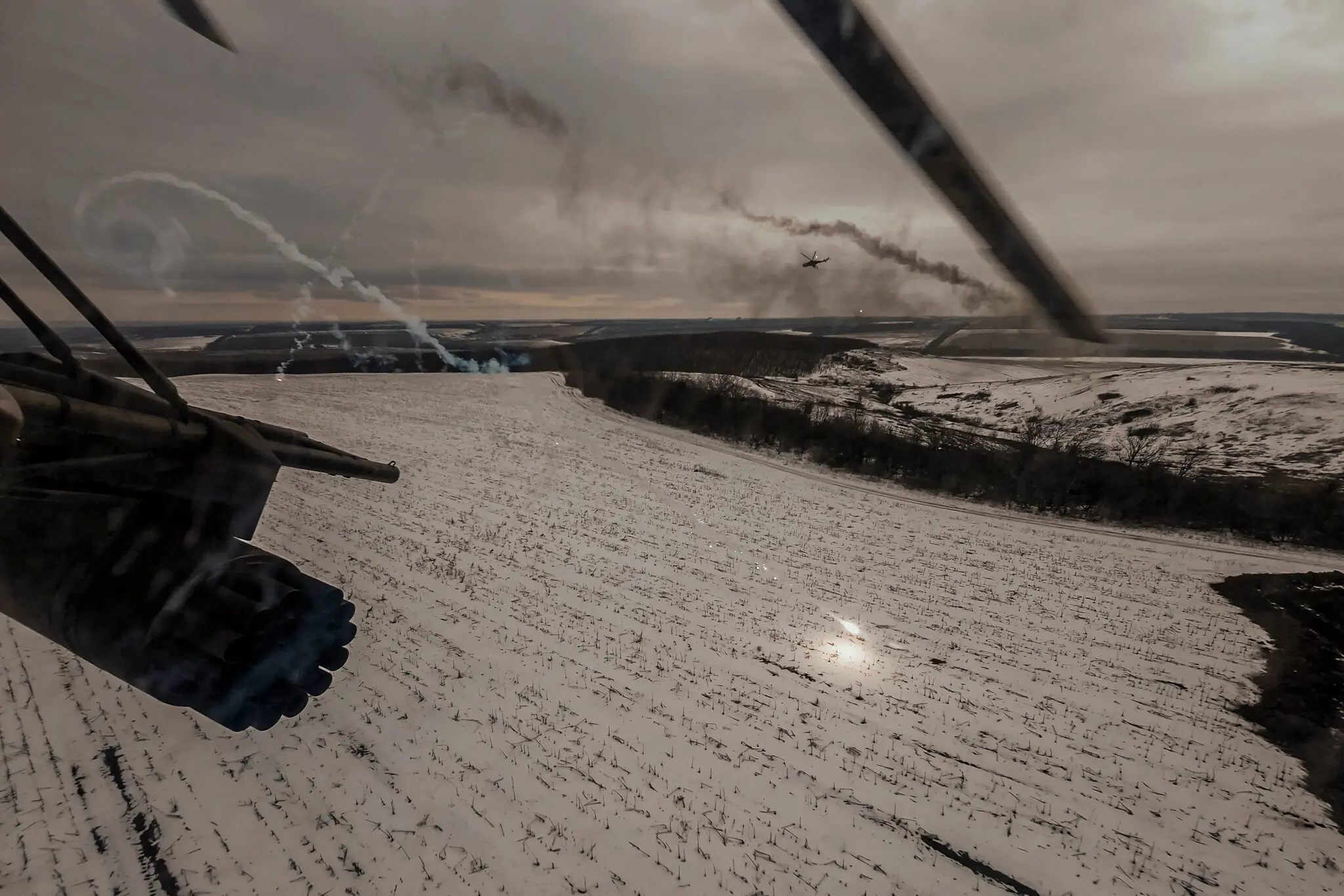 Український гелікоптер, який розміщує протиракетні ракети після ракетного обстрілу під час виконання бойового завдання на сході України 25 лютого.