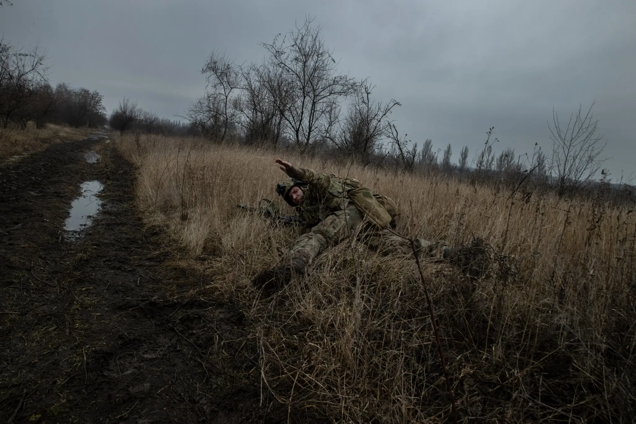 Український військовий із 79-ї десантно-штурмової бригади ховається від бомбардувань на передовій у спірному районі Мар’їнки на сході України 26 лютого.