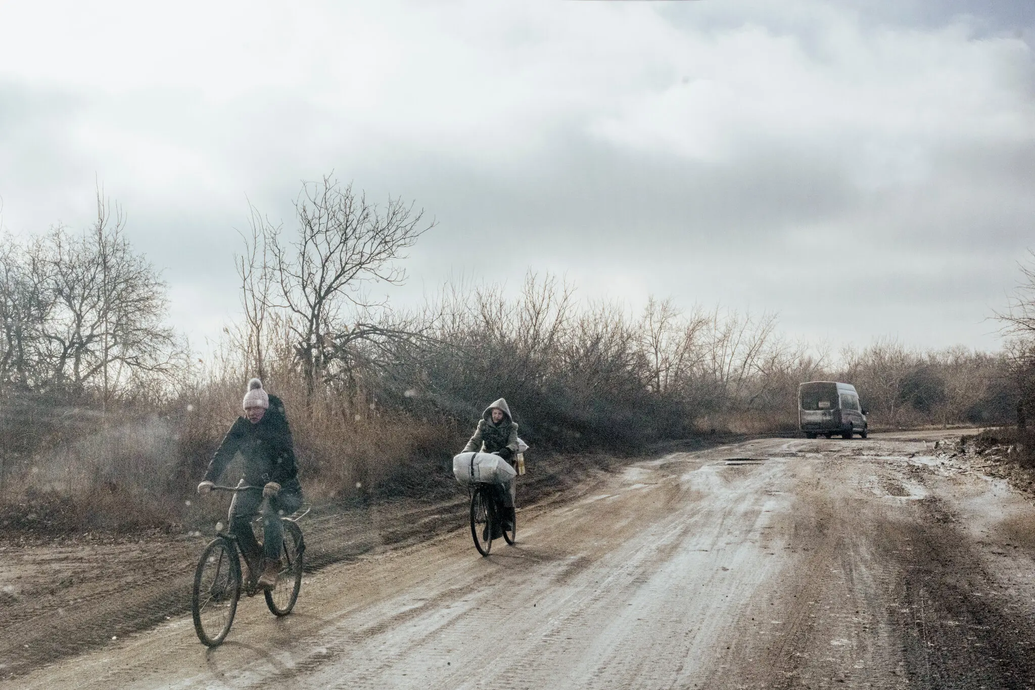 Волонтери 1 березня допомагають жителям східноукраїнського містечка Часів Яр поблизу міста Бахмут, де Росія та Україна воювали з серпня