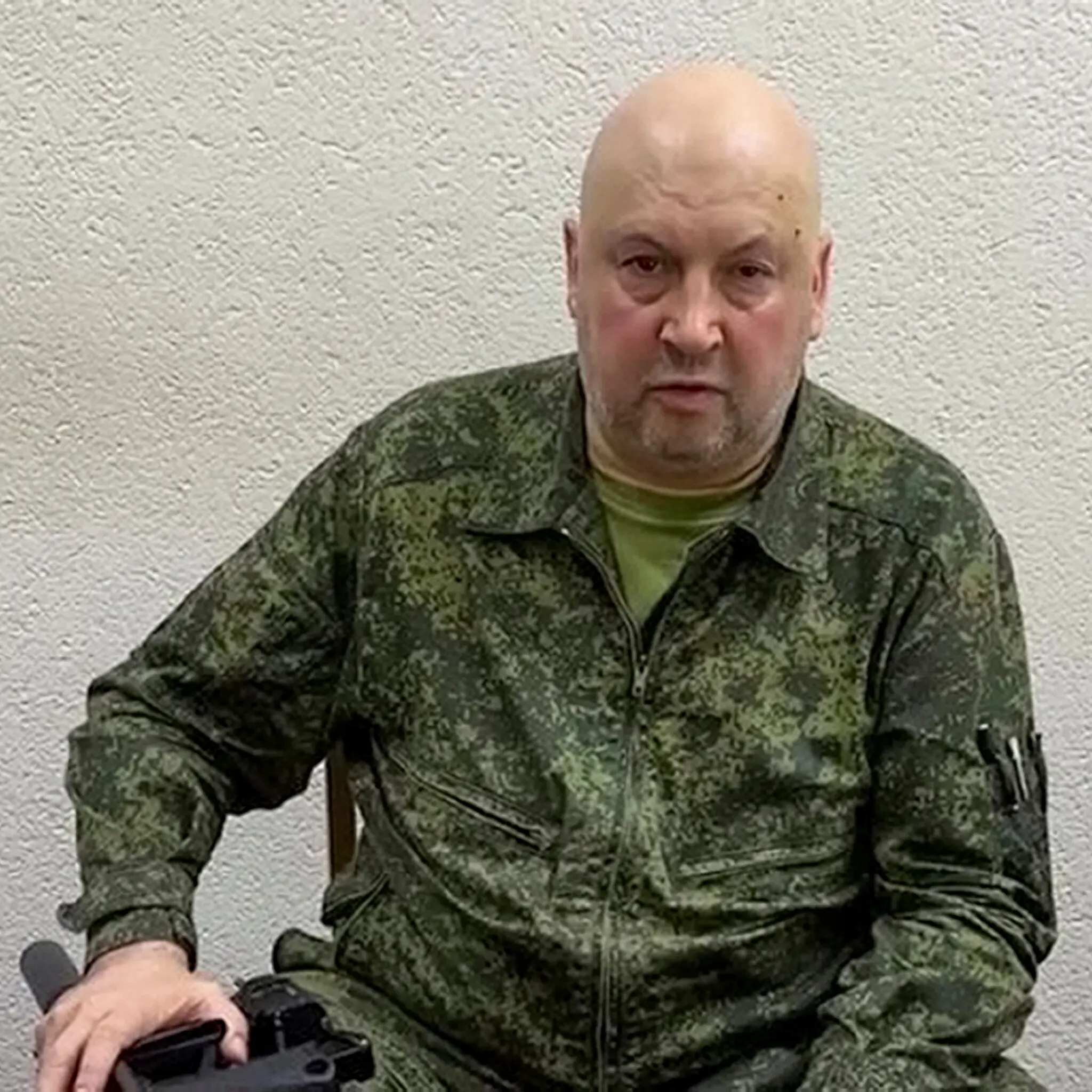 Через кілька годин після початку повстання Вагнера російська влада оприлюднила відео Генерака Суровікіна, який закликав бійців відступити.