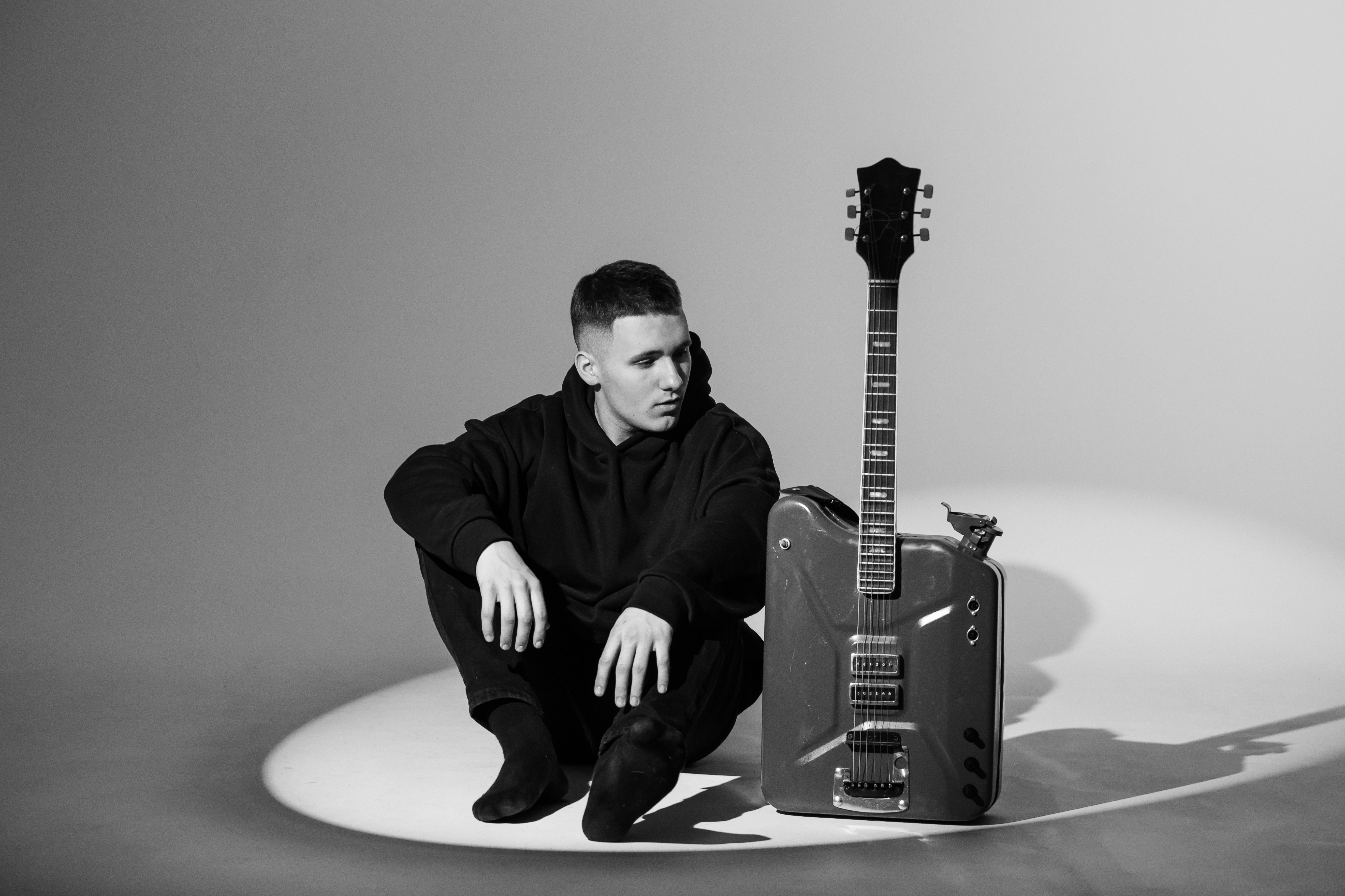 “Під гітару”: співак YAKTAK нарешті випускає дебютний альбом 