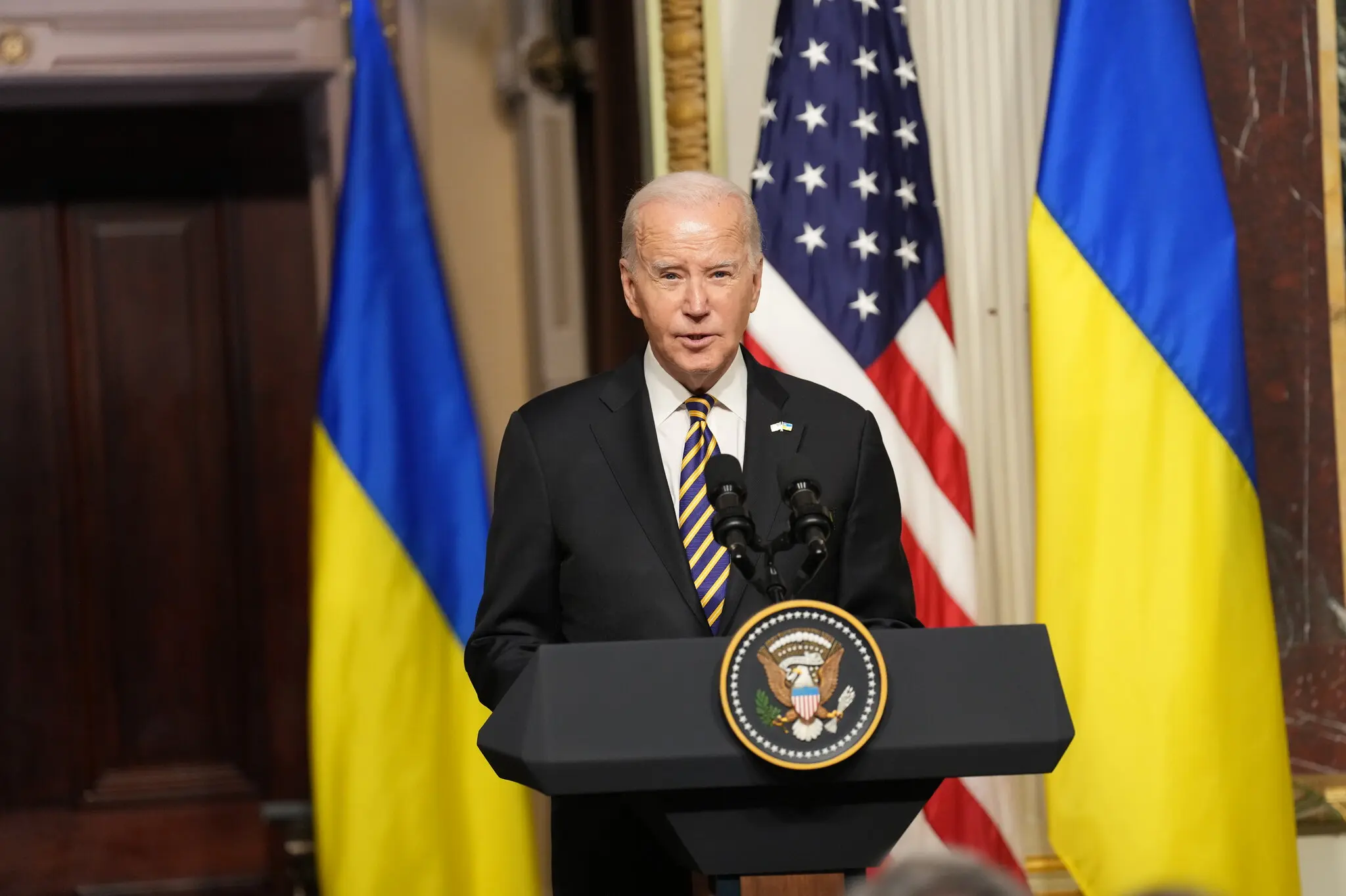 «Перемога означає, що Україна є суверенною, незалежною державою», — сказав Байден у відповідь на запитання журналіста.