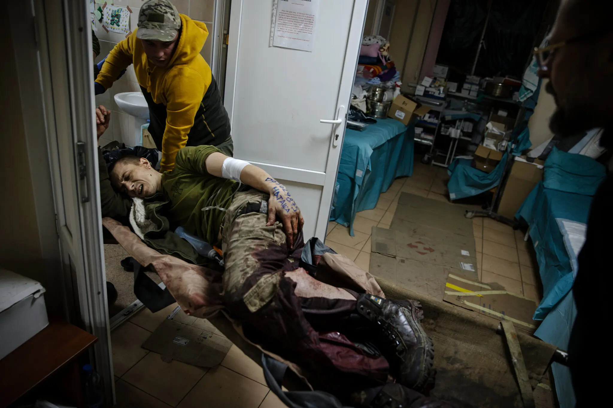 Боєць 110-ї ОМСБр, який отримав важке поранення на передовій в Авдіївці, прибуває на медичний пункт на сході Донецької області 12 листопада.