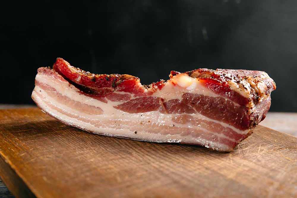 Чому миття сирого м’яса перед приготуванням є серйозною загрозою для харчової безпеки і як уникнути критичних помилок