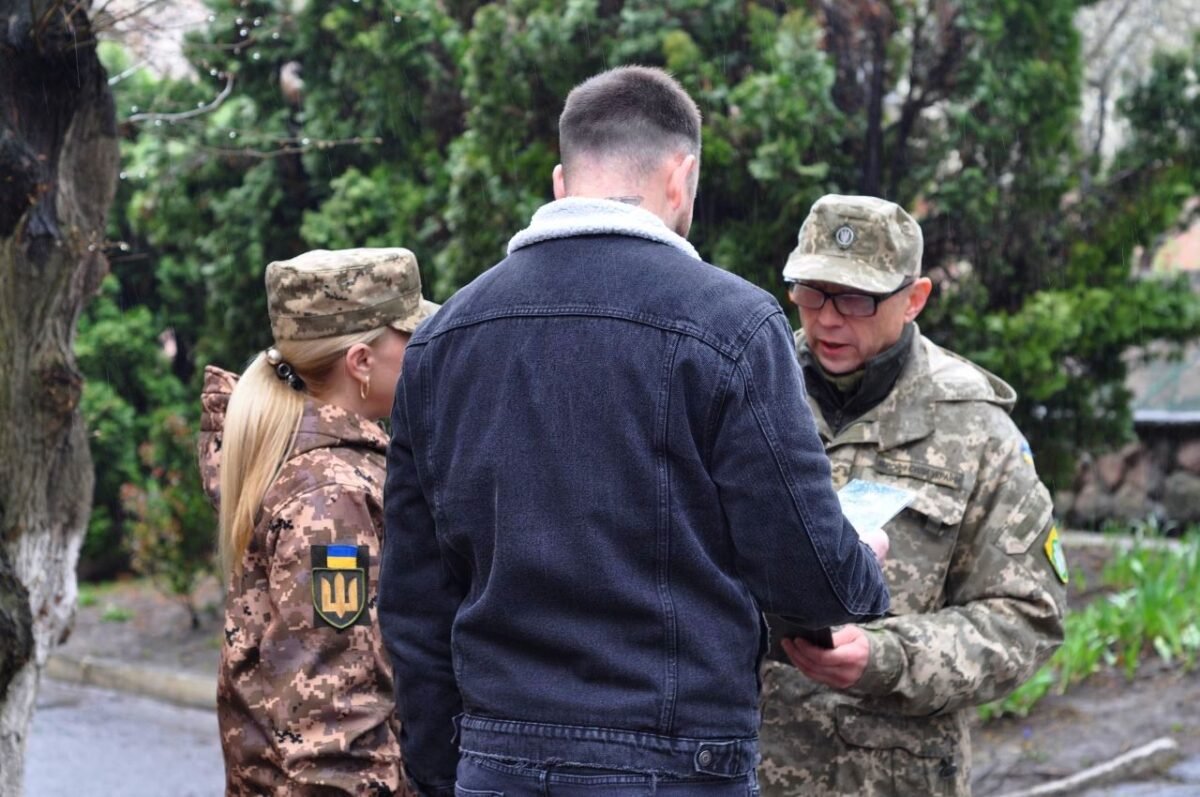 Зеленський ініціював розширення вікового ліміту для вільного перетину кордону: молоді українці до 22 років зможуть легше виїжджати з країни
