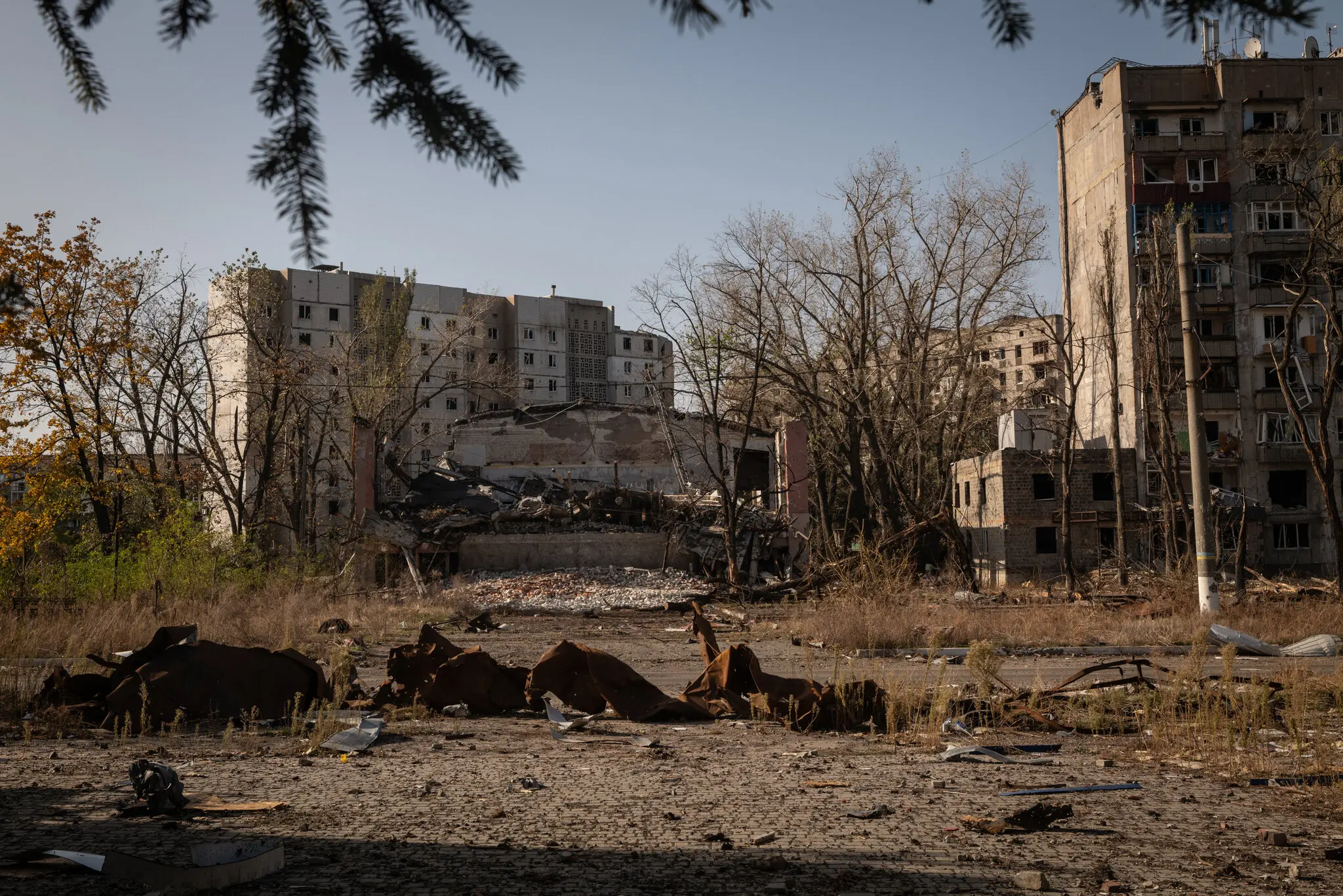 Вид на зруйнований театр в Авдіївці в жовтні