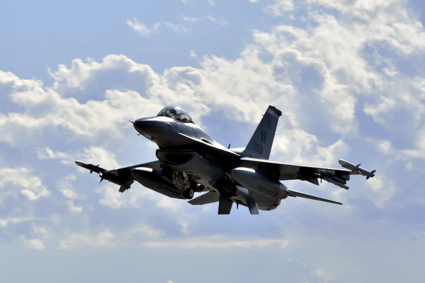 Перші 2 з 14 нових винищувачів F-16 зі США приземлилися в Словаччині