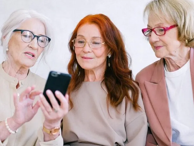 Які сукні стилісти не рекомендують носити жінкам після 50: п'ять фасонів, що безглузді на вигляд і старять