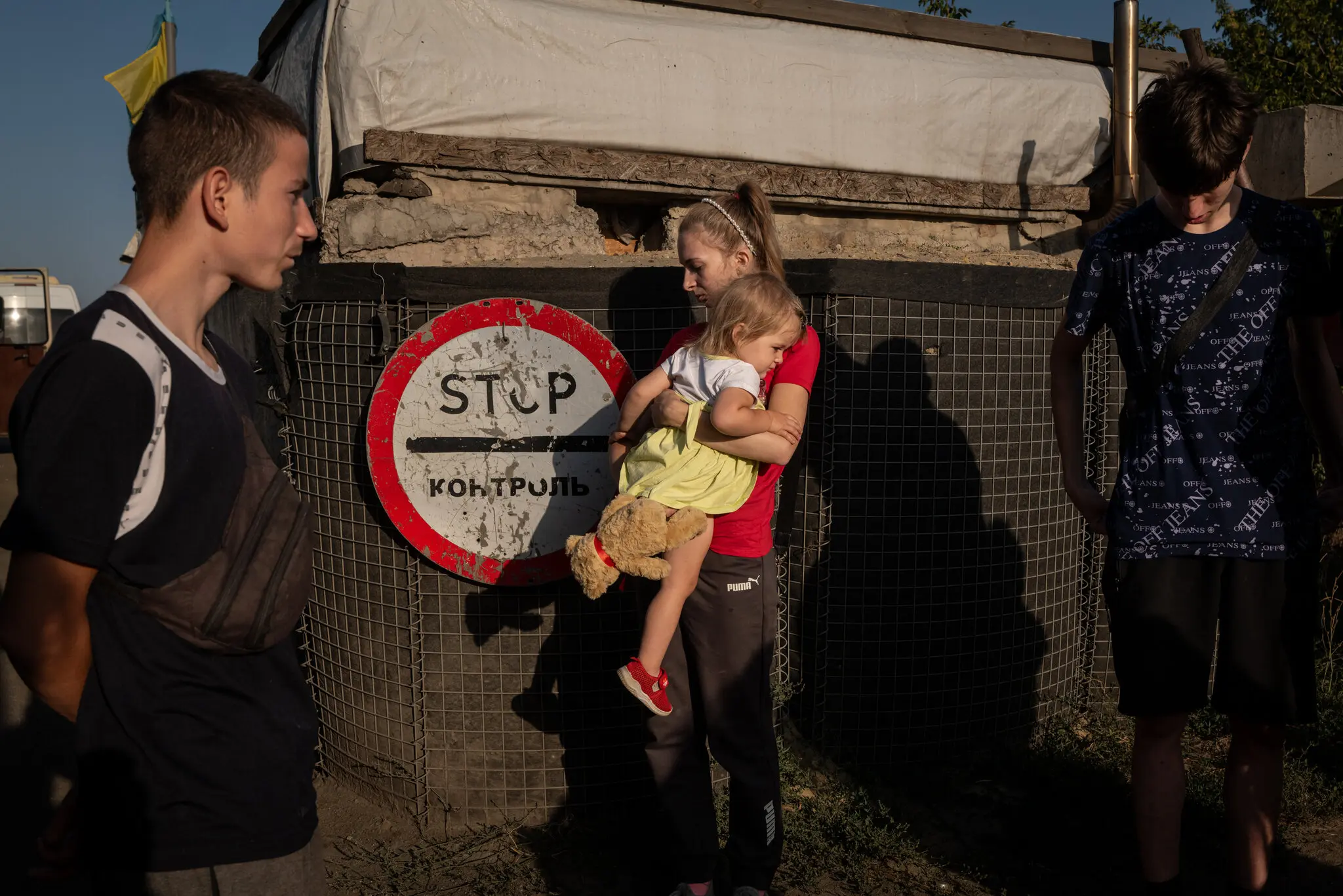 У п'ятницю евакуйовані чекають на перевірку документів на блокпосту під Кураховим.