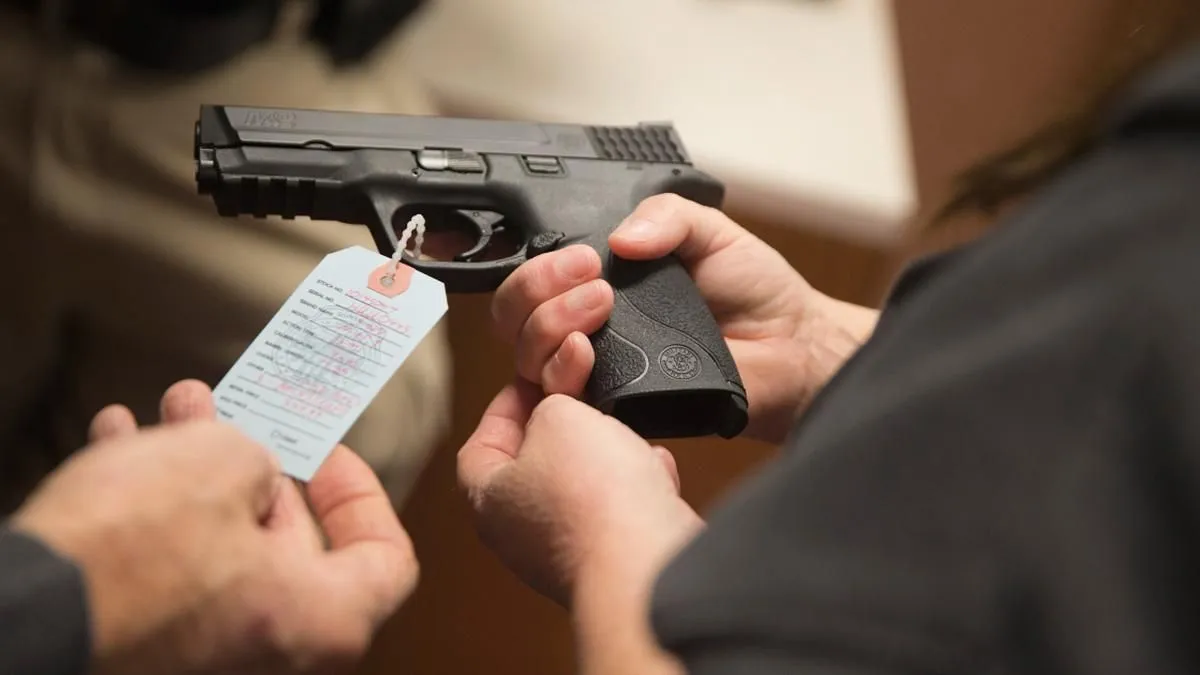 Як в Україні працює ринок зброї: між легальними дозволами, тіньовими схемами та ризиком кримінальної відповідальності