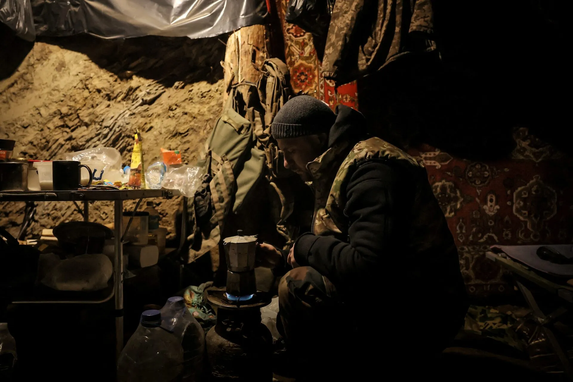 Військовослужбовець 24-ї окремої механізованої бригади імені Короля Данила ЗСУ варить каву, відпочиваючи в бліндажі, під час нападу Росії на Україну, біля прифронтового міста Часів Яр Донецької області, Україна, 28 лютого 2025 року.