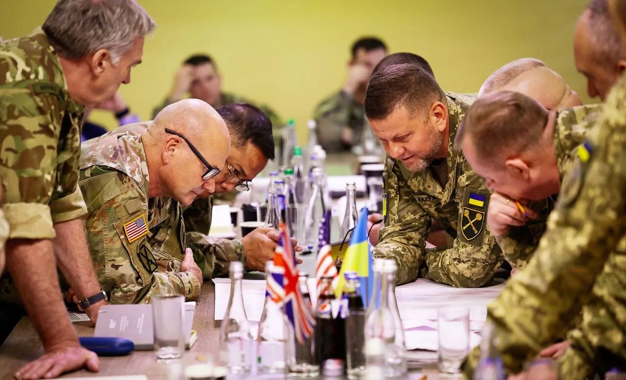 Воєначальники України, США та Британії під час зустрічі в Україні у серпні 2023 року.
