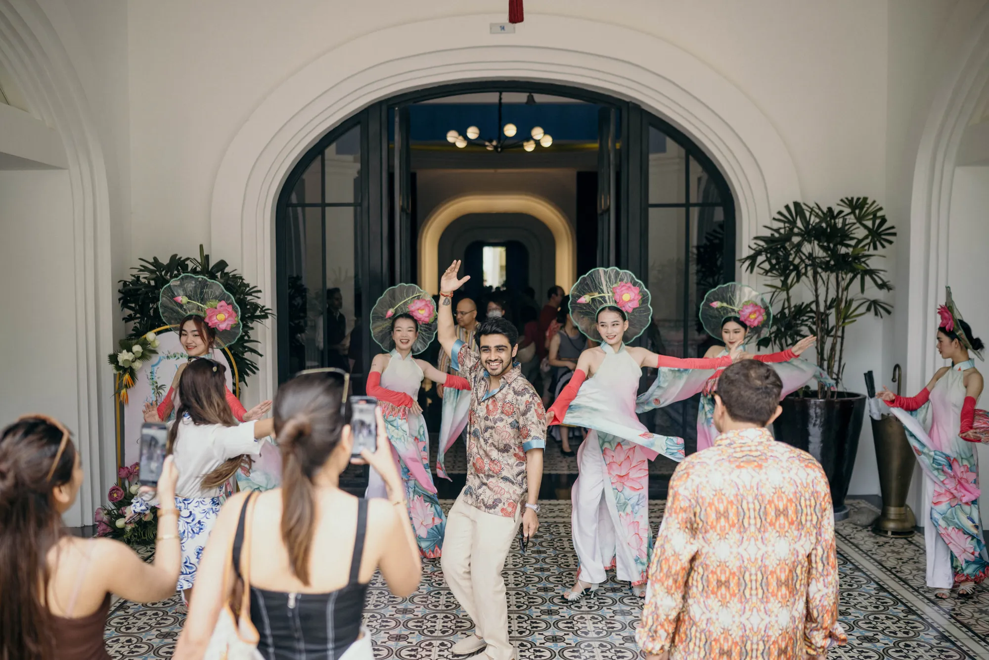 Баджай (у центрі) на вітальному обіді за участю традиційних в’єтнамських танцюристів.