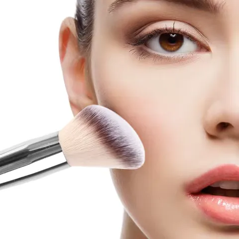 Натуральні румʼяна з буряка: як приготувати безпечну і ніжну косметику власноруч у домашніх умовах