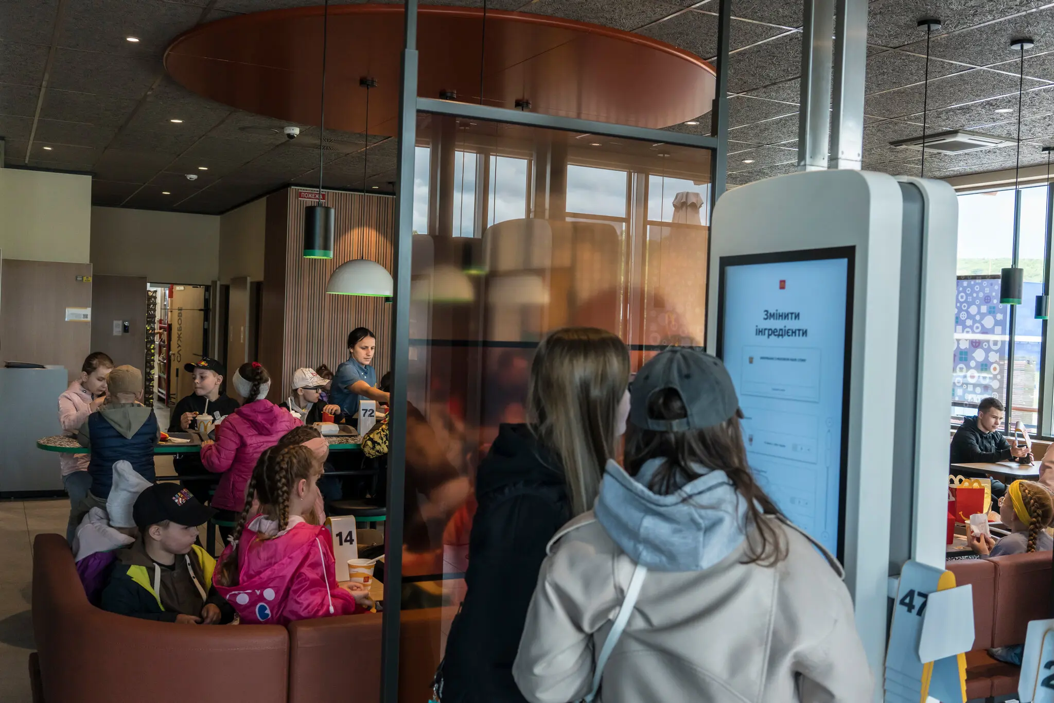 McDonald's заявляє, що планує відкрити близько 10 нових ресторанів в Україні цього року, збільшивши загальну кількість діючих ресторанів майже до 120 — більше, ніж до повномасштабного вторгнення Росії понад три роки тому.