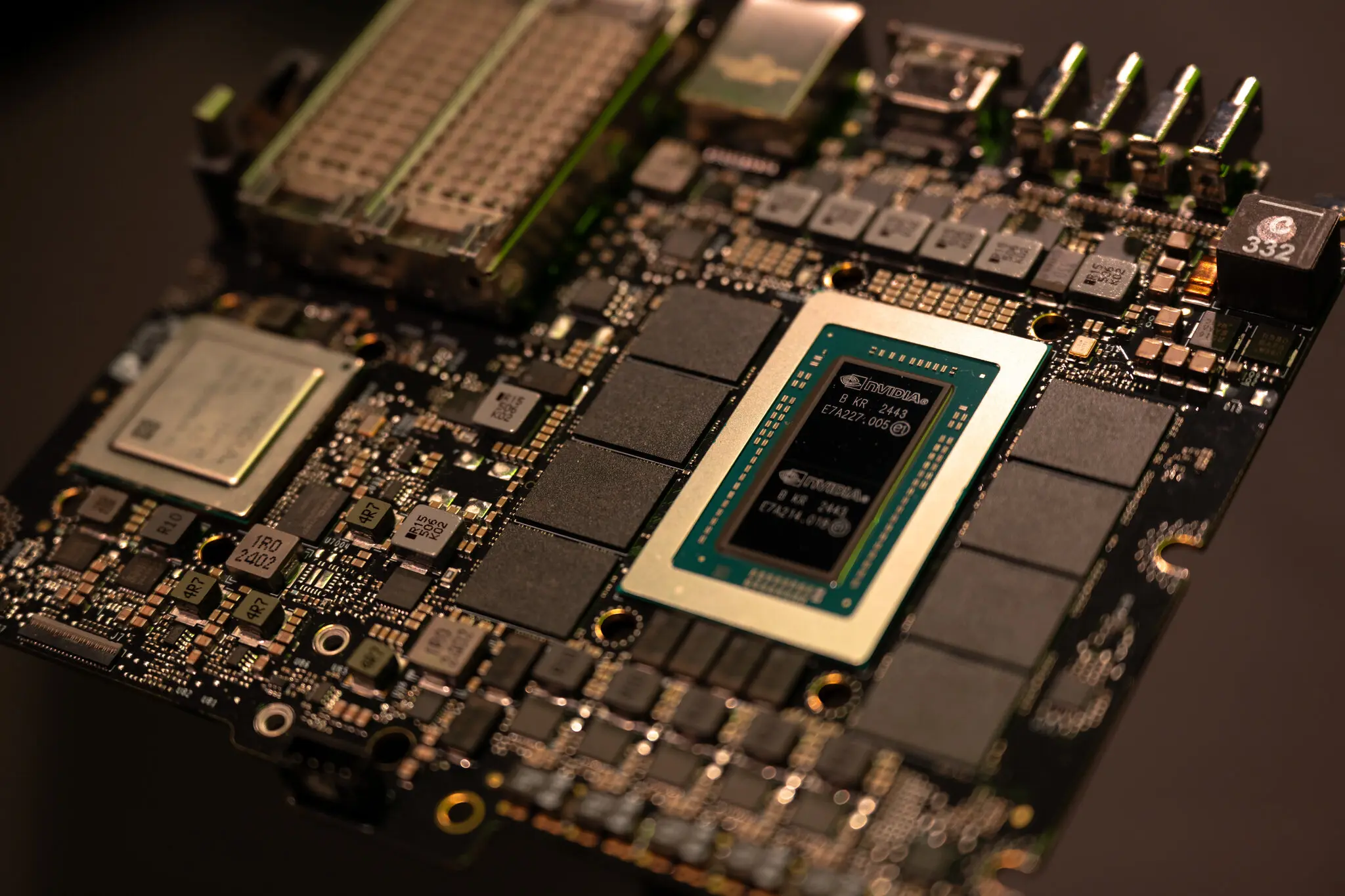 Nvidia стала однією з трьох найцінніших компаній світу, продаючи чіпи та машини, такі як ця система Nvidia DGX, які використовуються для створення систем штучного інтелекту.