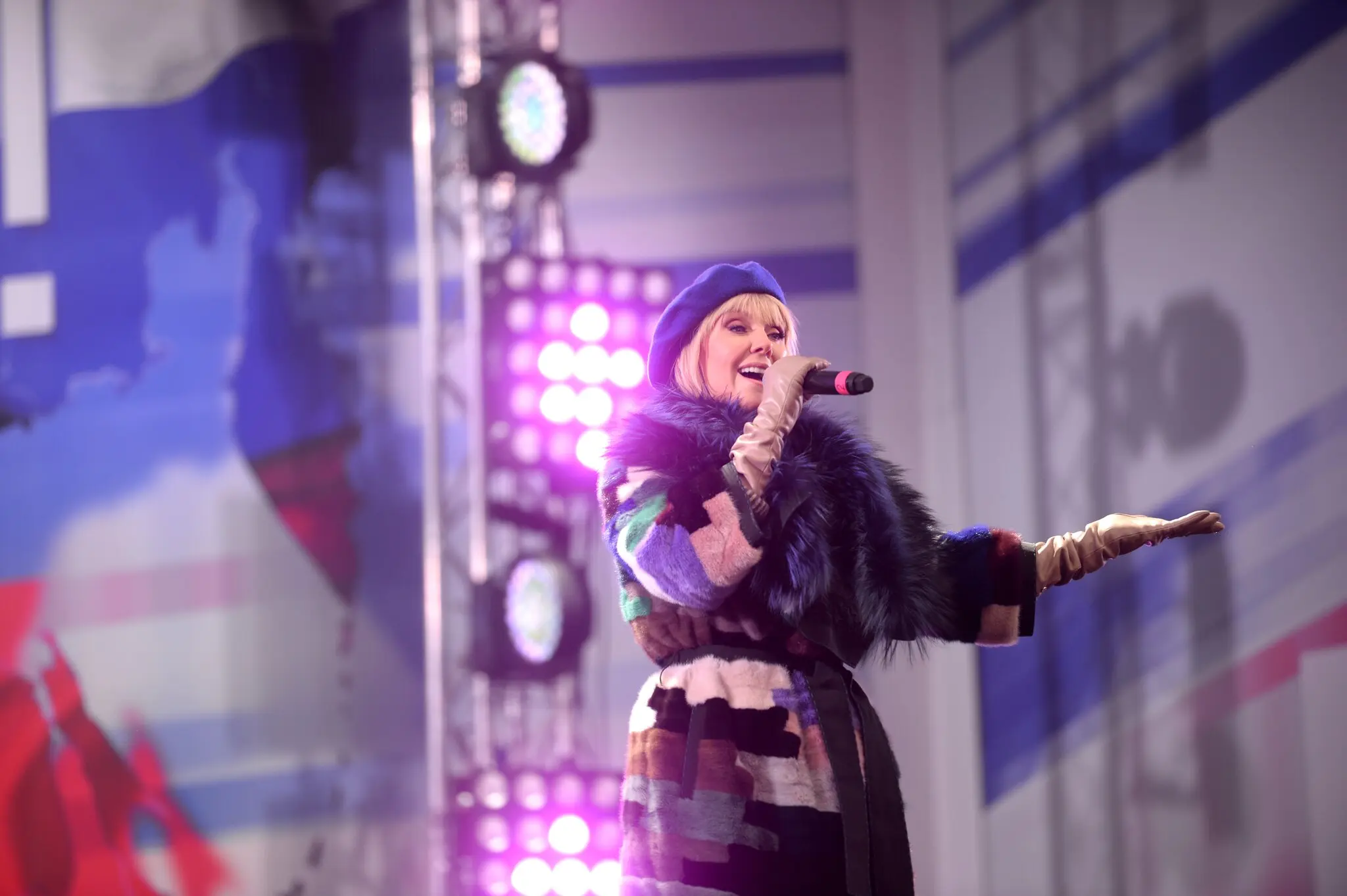 На фотографії з російських державних ЗМІ Валерія виступала під час мітингу та концерту «Ми стоїмо разом» з нагоди Дня національної єдності в Москві у 2016 році.