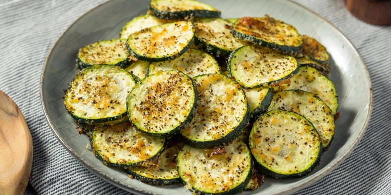 Смажені кабачки з сиром у клярі: літній овоч, що здатен здивувати смаком, схожим на м’ясо