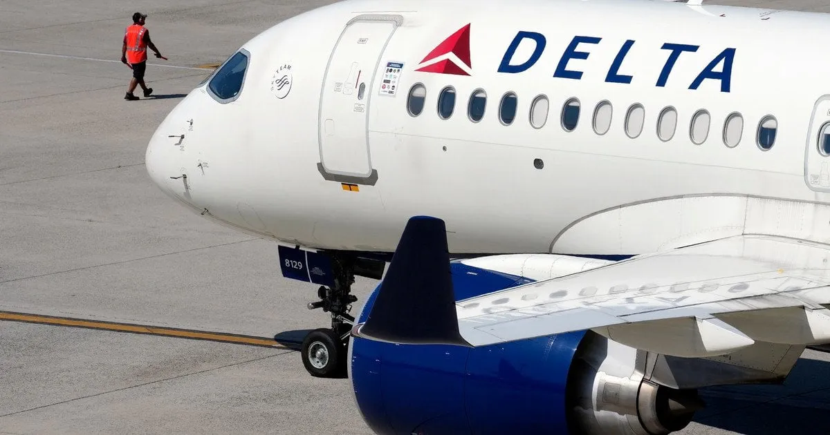 Бортпровідник Delta Air Lines помилково розгорнув аварійний трап і спричинив збитки на 100 тисяч доларів