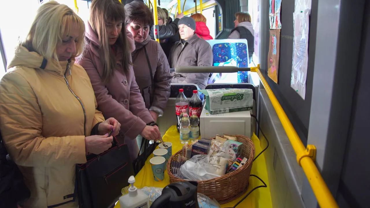 Мобільні пункти підтримки в Сумах: як «автобуси незламності» допомагають місту пережити тривалу темряву
