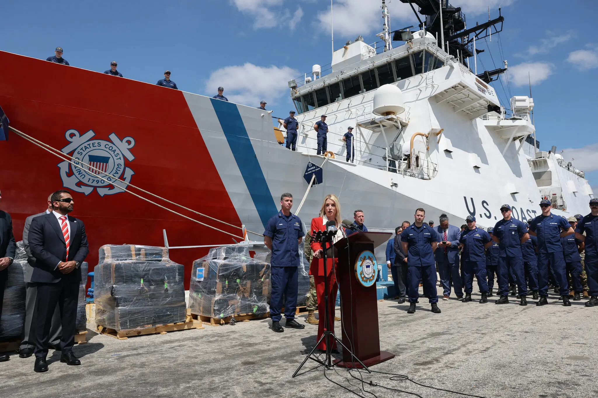 Берегова охорона США ловить наркокур’єрів у морі, але справ у судах стає менше