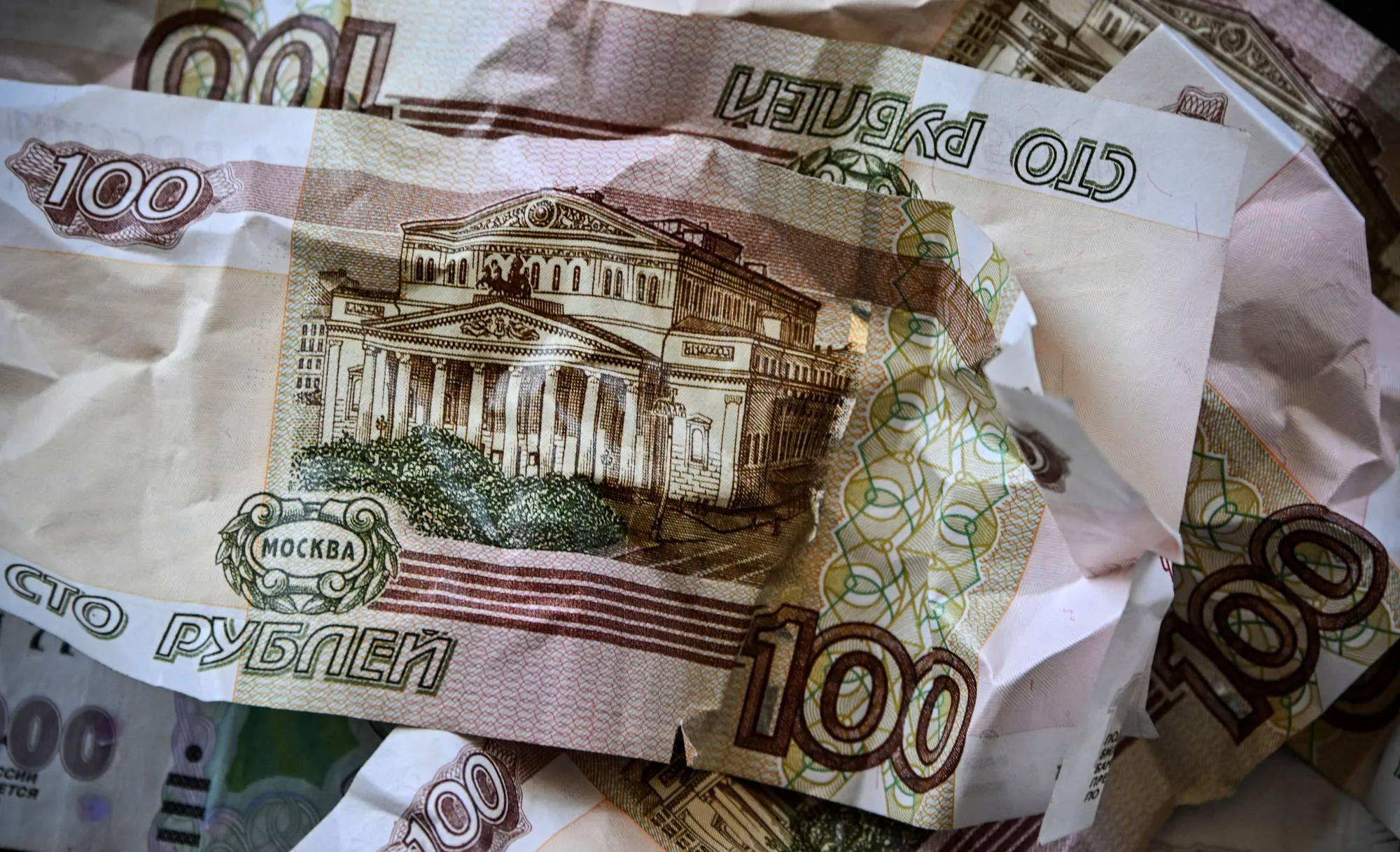 Рубль злетів сильніше за всіх: як міцна валюта стала загрозою економіці РФ