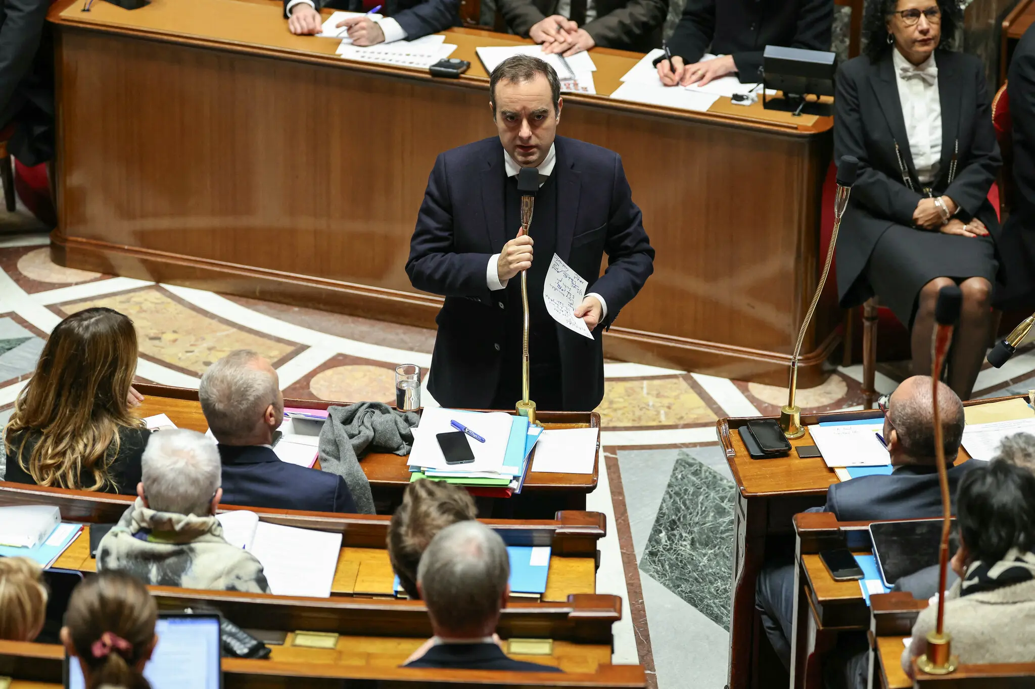 Франція знову без бюджету: «спеціальний закон» рятує державу до січня 2026 року