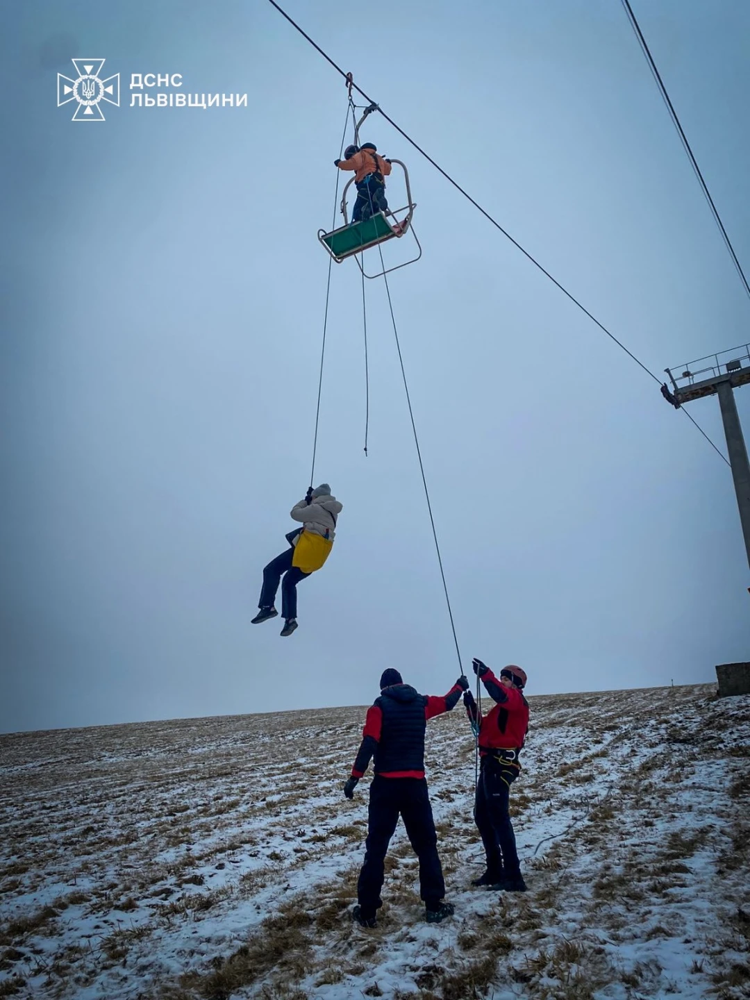 Надзвичайна ситуація на горі Захар Беркут: як рятувальники Львівщини за дві години врятували десятки людей з підйомника