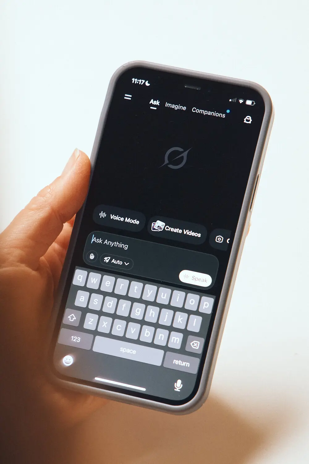 Grok на X: як «масове генерування» стало фабрикою несанкціонованих зображень