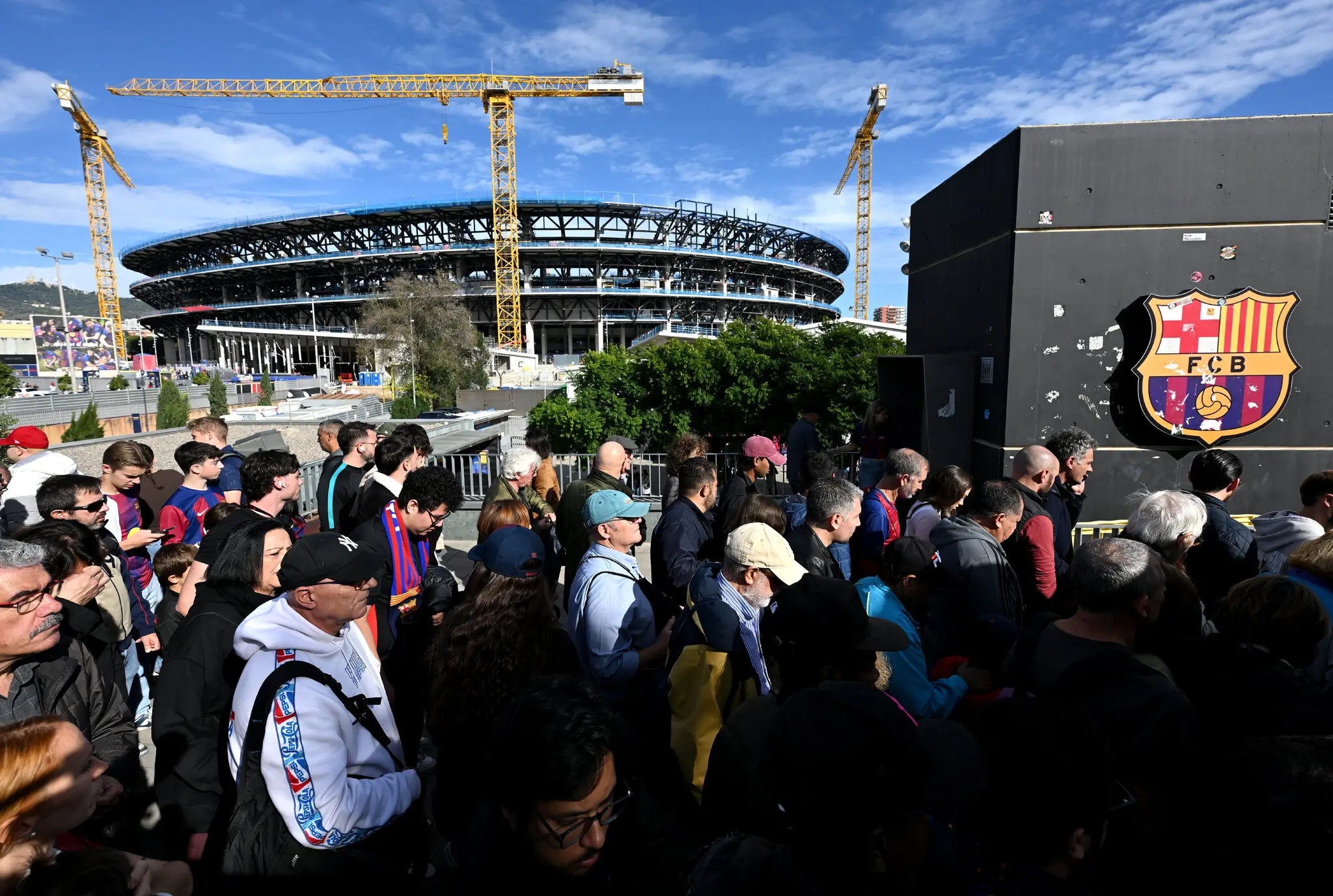 Чи зможе ФК «Барселона» вибратися з боргів: 2,5 млрд євро і ставка на стадіон