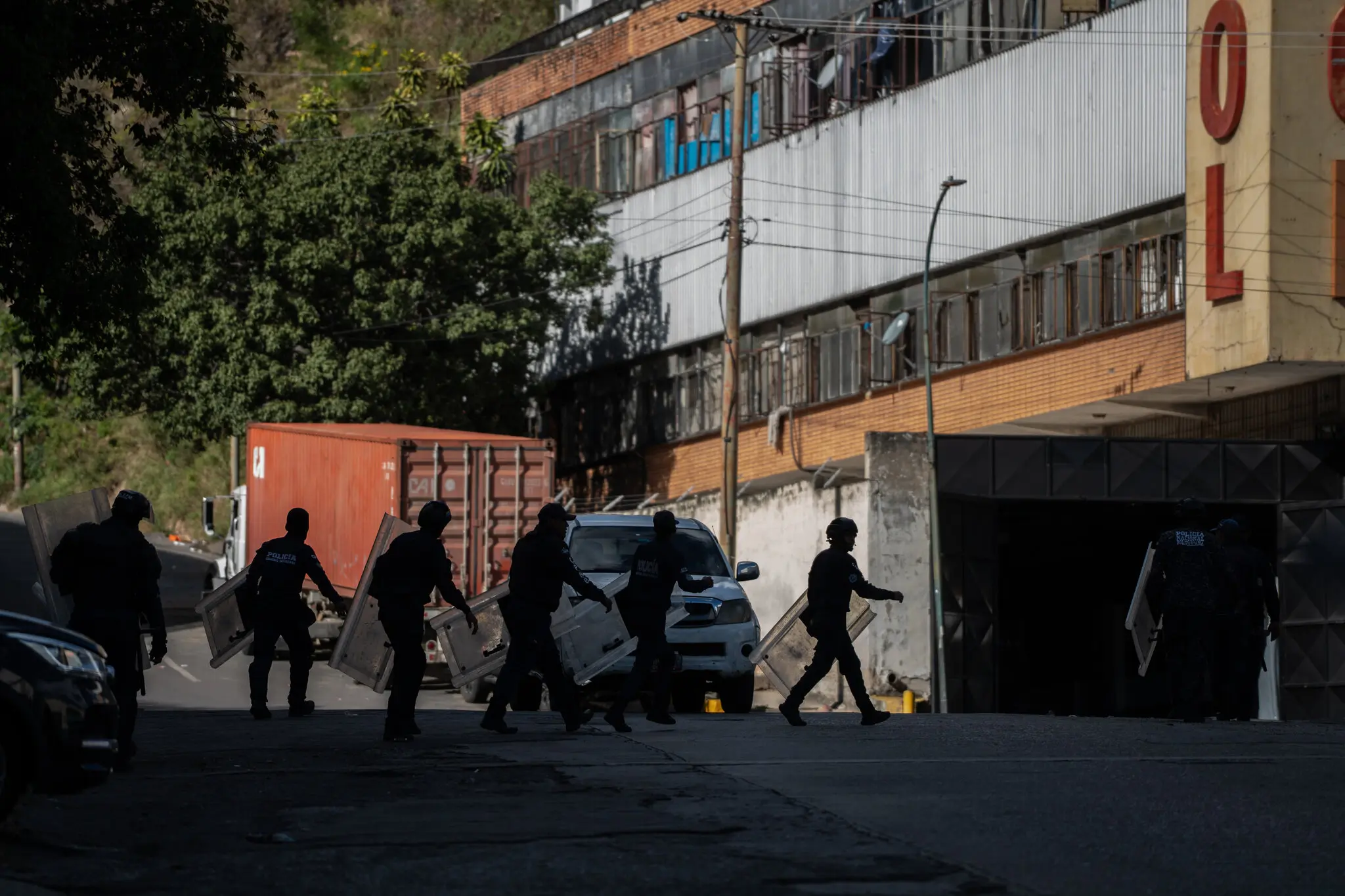 Венесуела почала звільняти політичних в’язнів після захоплення Мадуро: що це означає