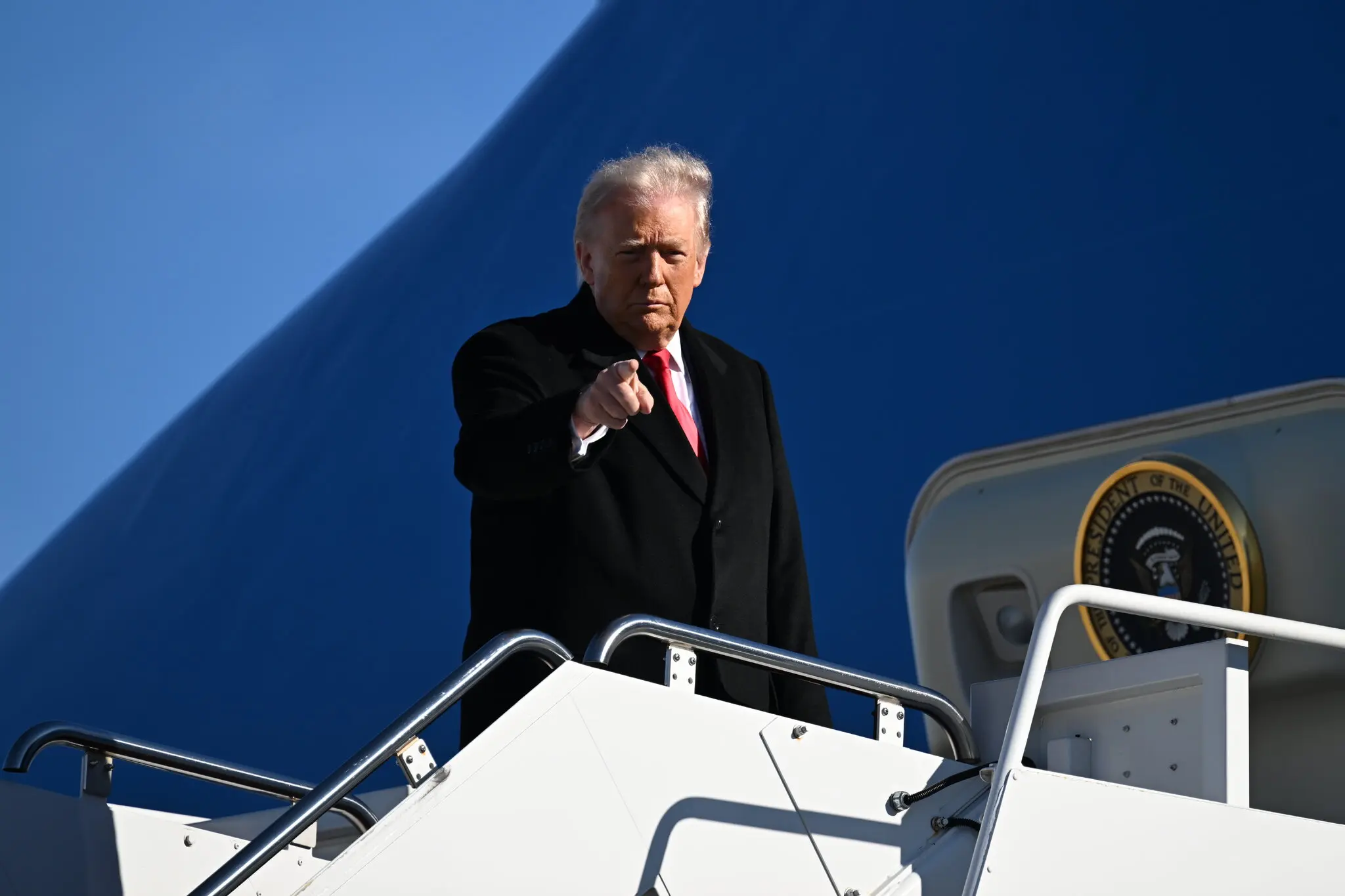 Гра на межі імперії: як Трамп одночасно випробовує Каракас, Тегеран і НАТО