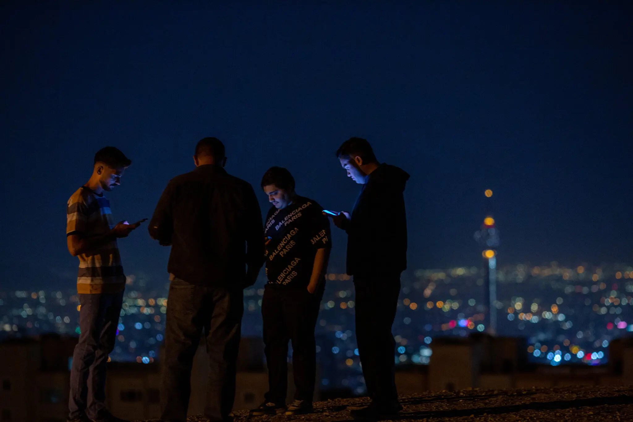 «Сутінкова мережа»: як іранці виходять в онлайн під час найдовшого блекауту