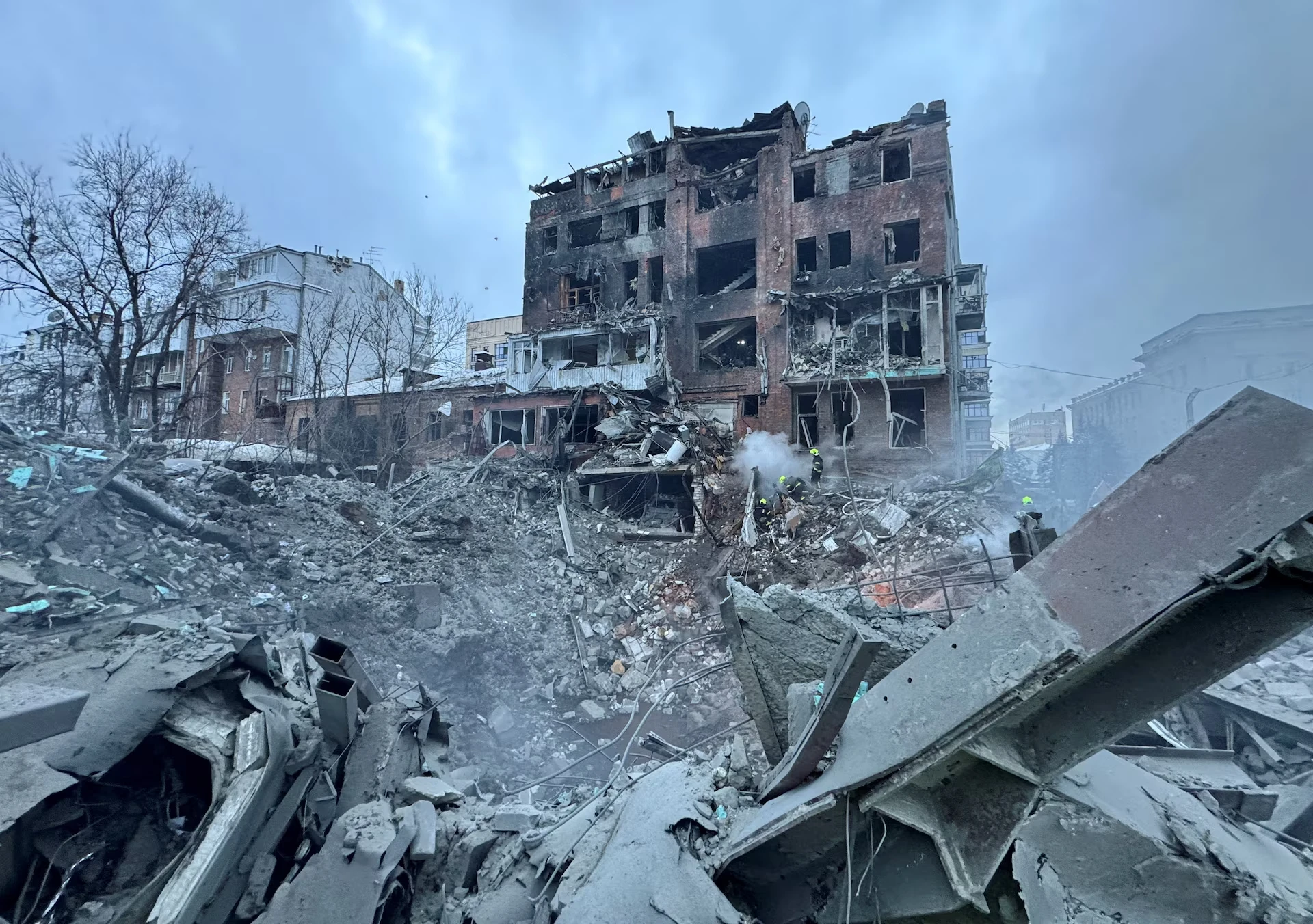 Ракетний удар по Харкову: балістичні ракети зруйнували будинок, десятки поранених