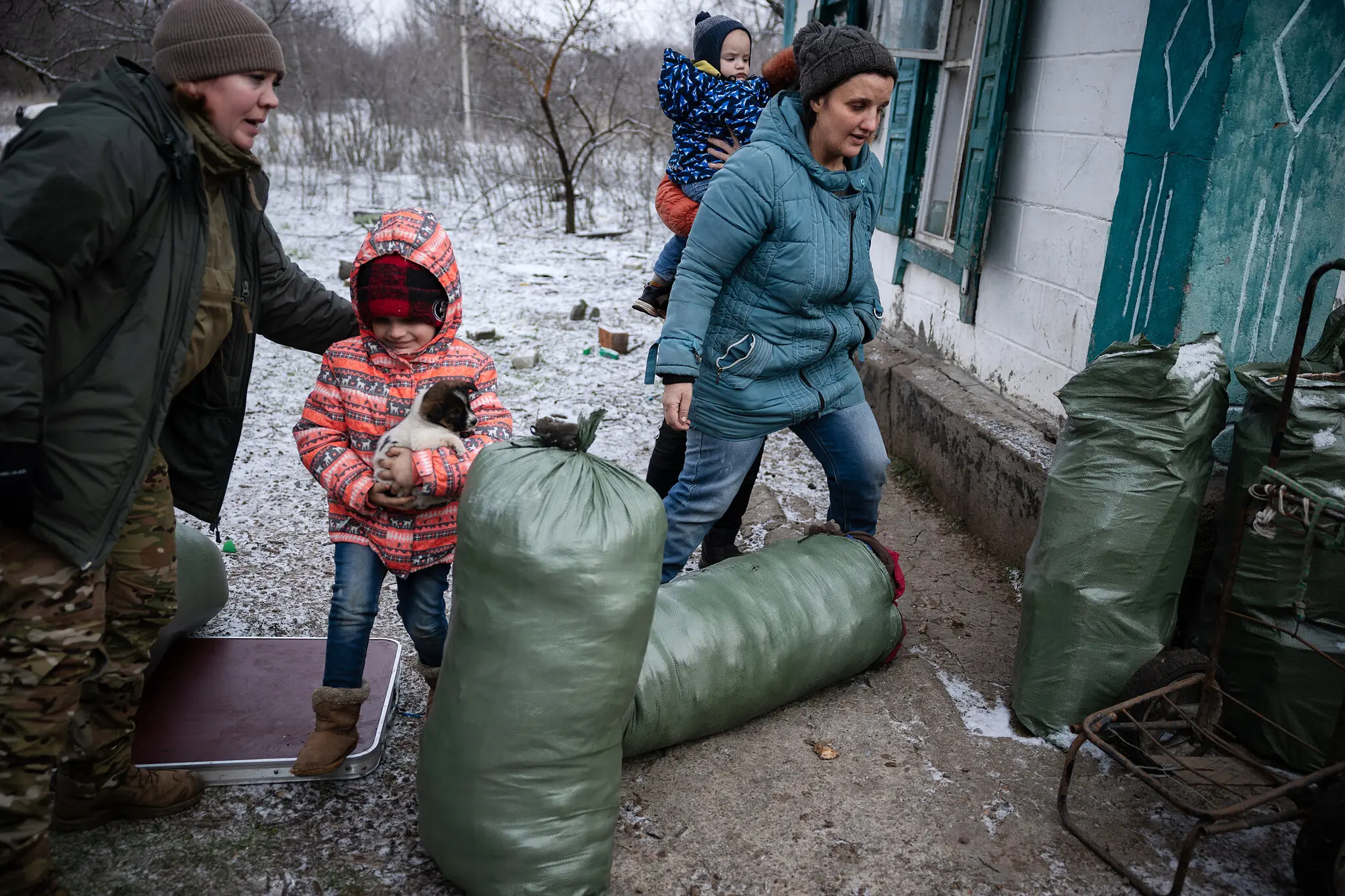Примусова евакуація дітей із зон бойових дій: як новий закон змінює правила захисту найвразливіших