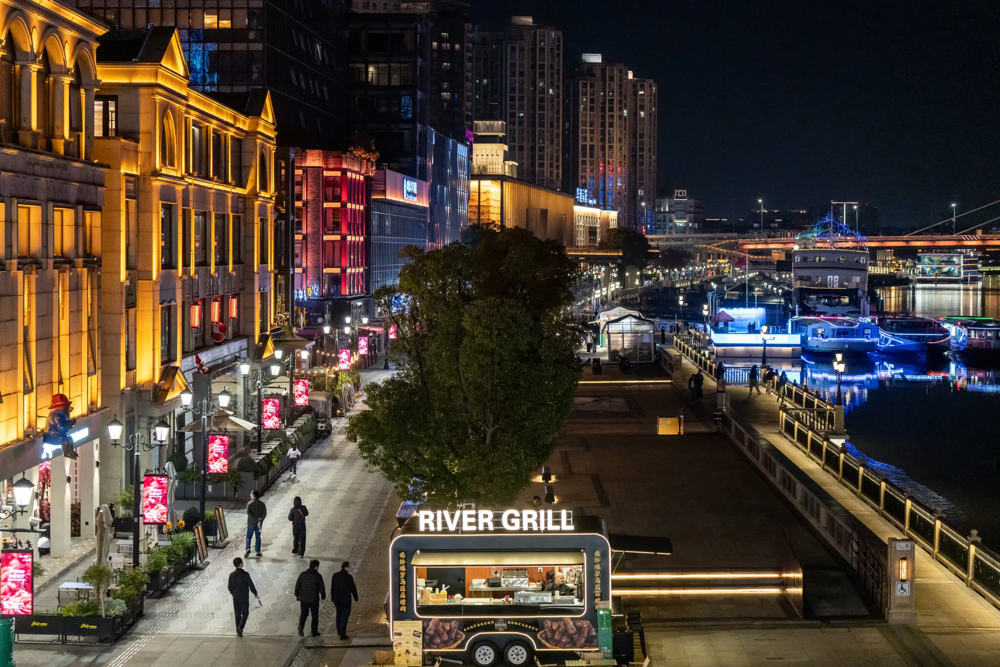 Порт Нінбо гуде, а місто завмирає: як дисбаланс економіки Китаю став видимим