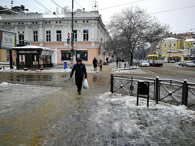 Крижаний дощ паралізував Одесу: місто на льоду, переповнені лікарні та щоденна боротьба за безпеку