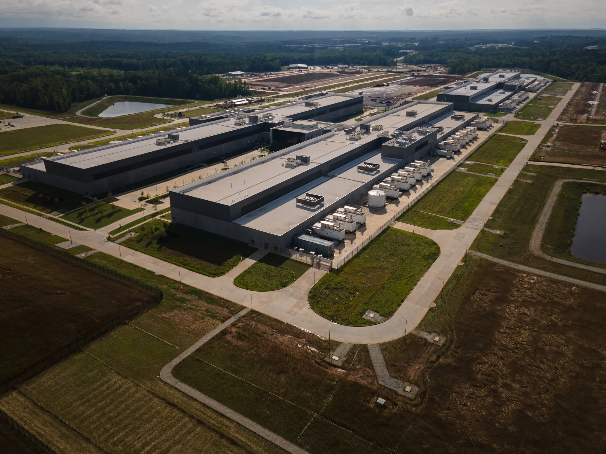 Спрага штучного інтелекту: чому Microsoft ризикує водними обіцянками до 2030-го