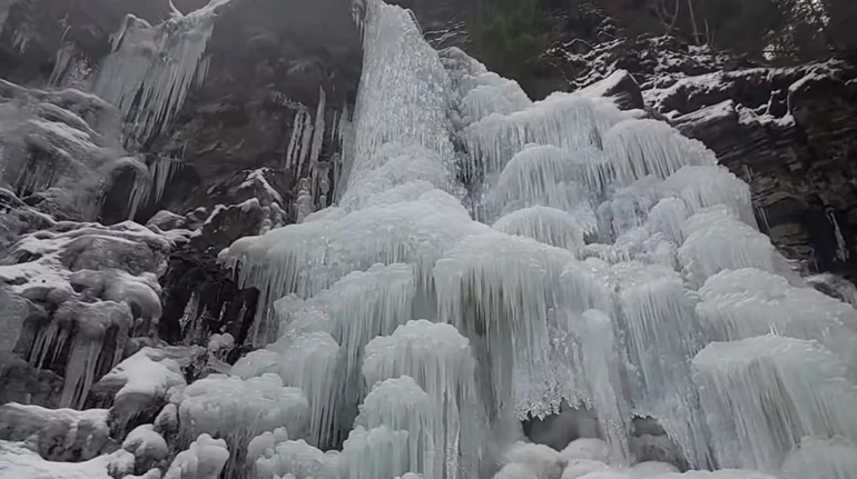Коли вода стає кригою: Манявський водоспад у Карпатах повністю замерз і перетворився на крижане диво природи