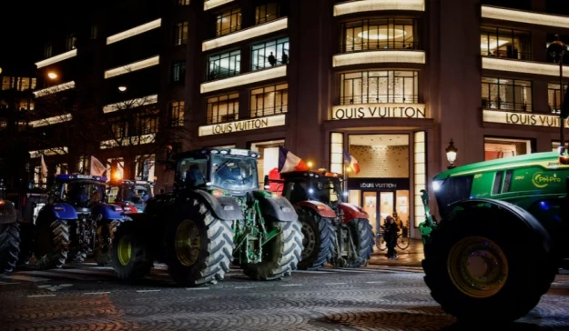 Трактори на вулицях Парижа: французькі фермери повстали проти угоди ЄС і МЕРКОСУР, що загрожує майбутньому агросектору