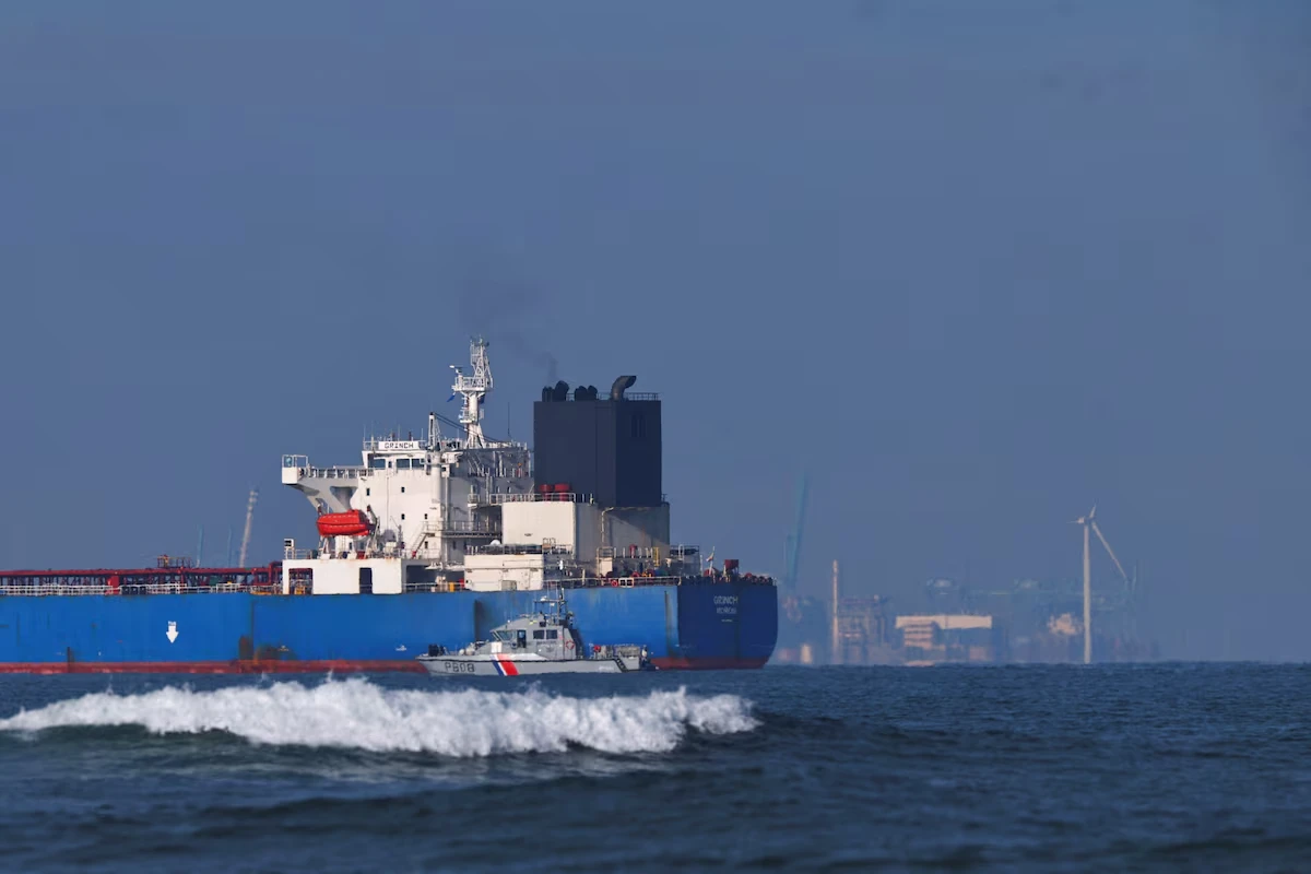 Напруження в Перській затоці: танкер Karachi з нафтою з Абу-Дабі прорвався через Ормузьку протоку попри геополітичну кризу