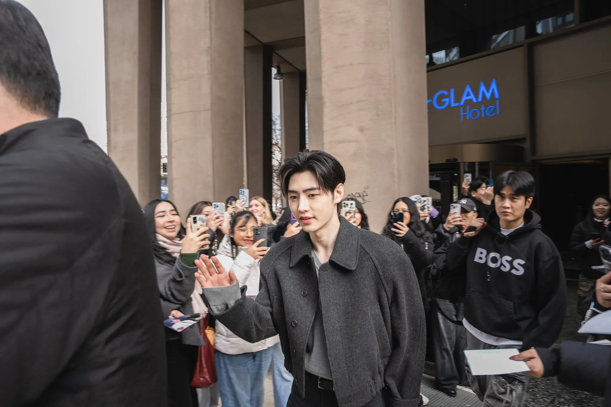 Олімпійська лихоманка K-pop у Мілані: фанати Sunghoon з Enhypen