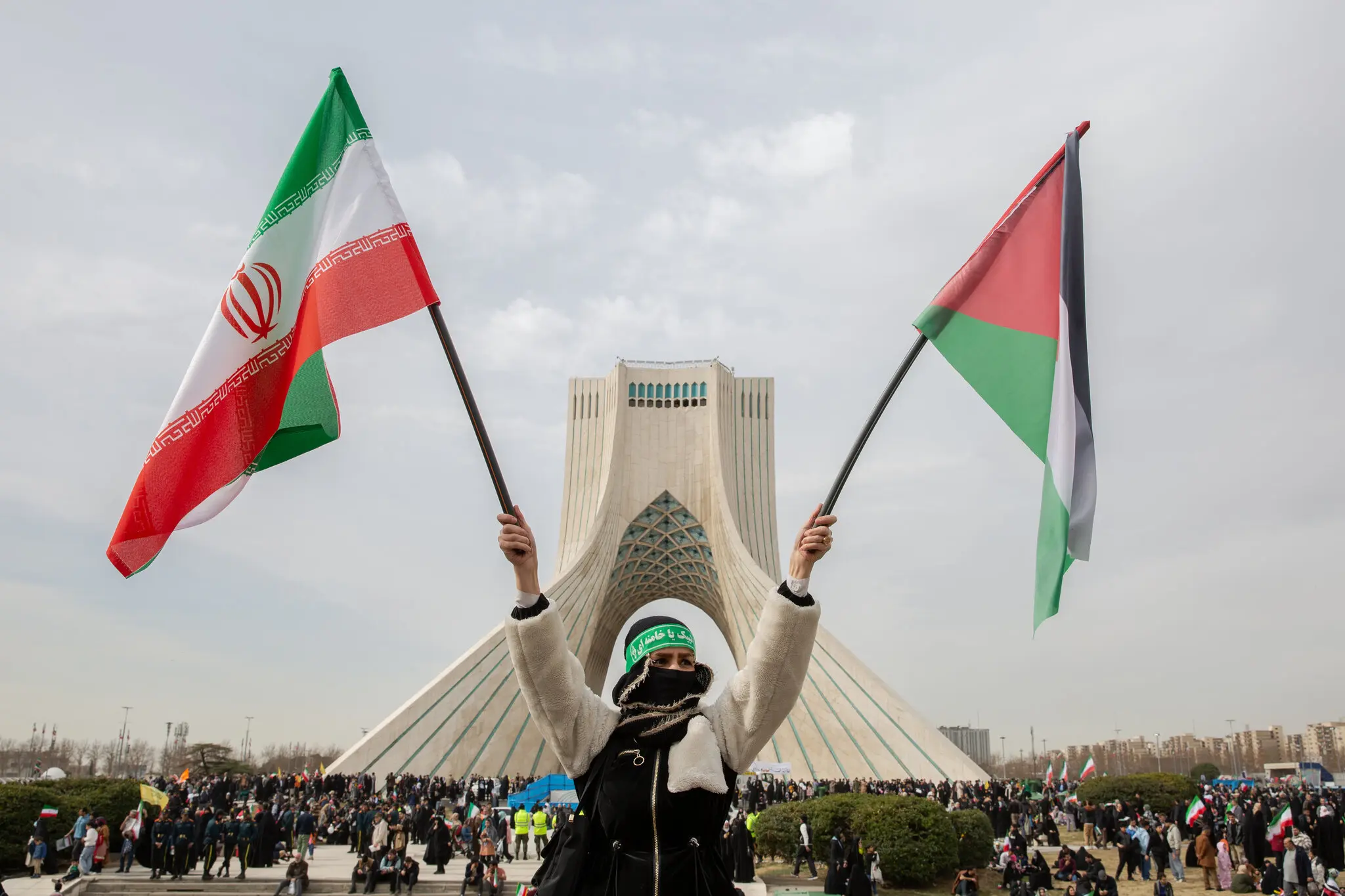 Іран святкує революцію під тінню авіаносців США: що штовхає регіон до війни