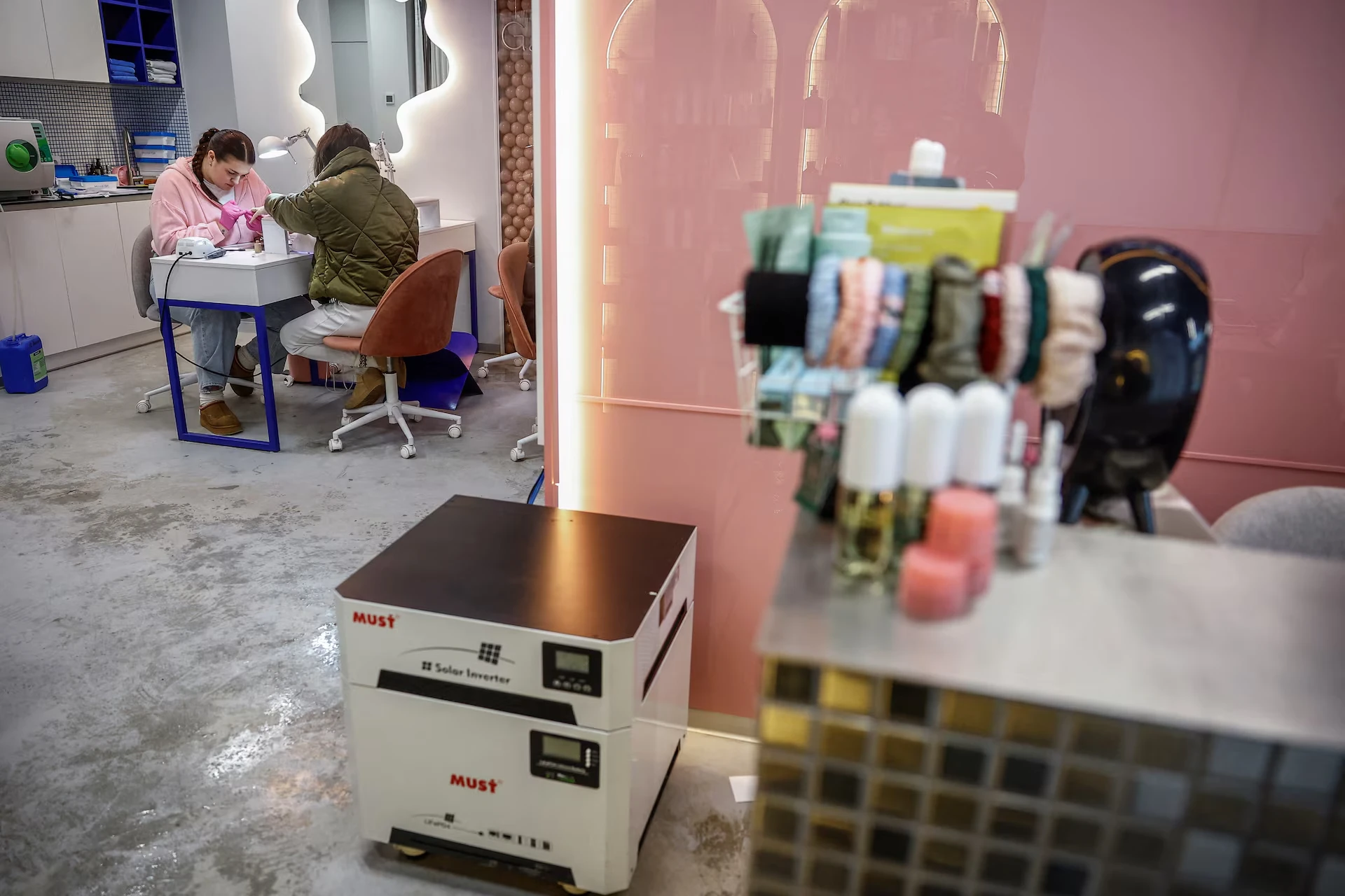 Коли гасне світло, гасне виторг: як блекаути ламають малий бізнес України