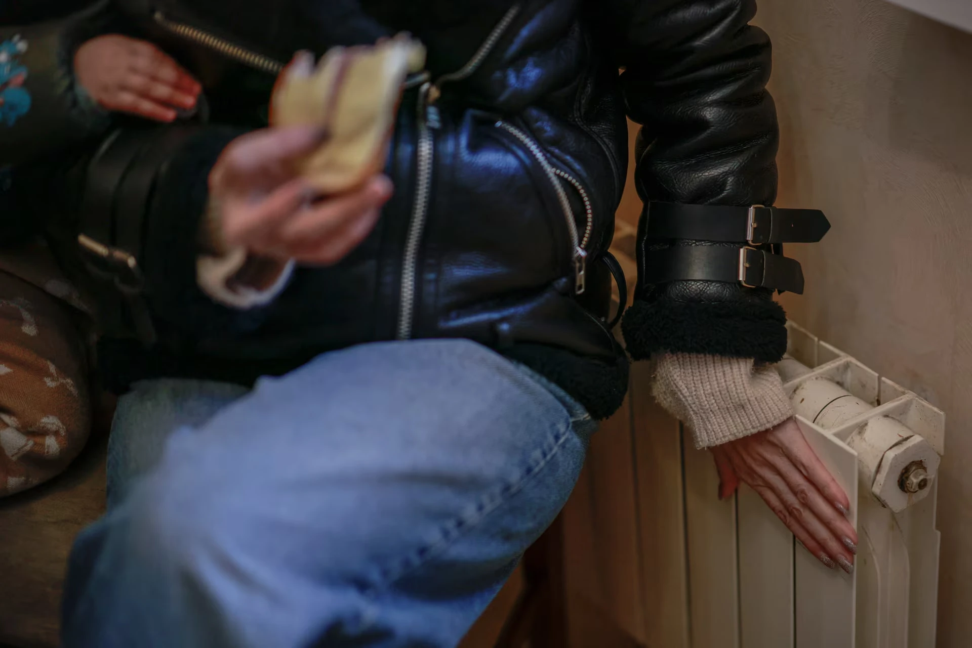 Київська родина з кав’ярнею та поросятами: як місто тримає зиму ударів РФ